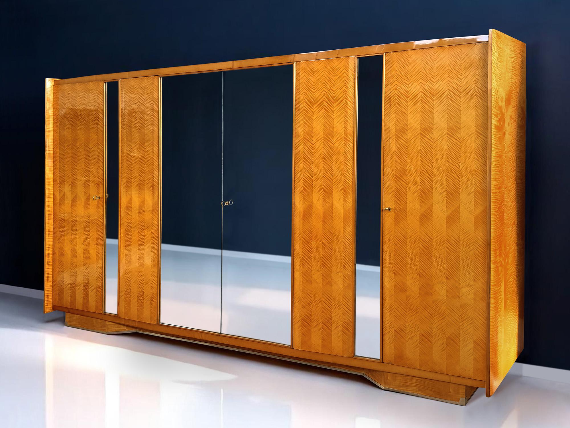 Italian Mid-Century Maple Wardrobe with Mirrors by Dassi for Gio Ponti, 1950s Italiano en venta
