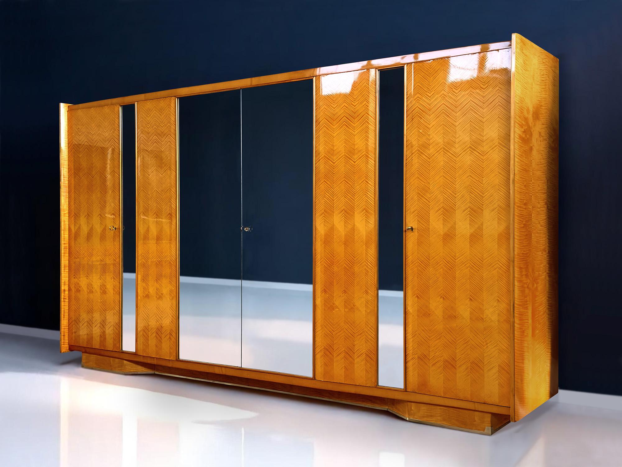 Italian Mid-Century Maple Wardrobe with Mirrors by Dassi for Gio Ponti, 1950s en venta 2