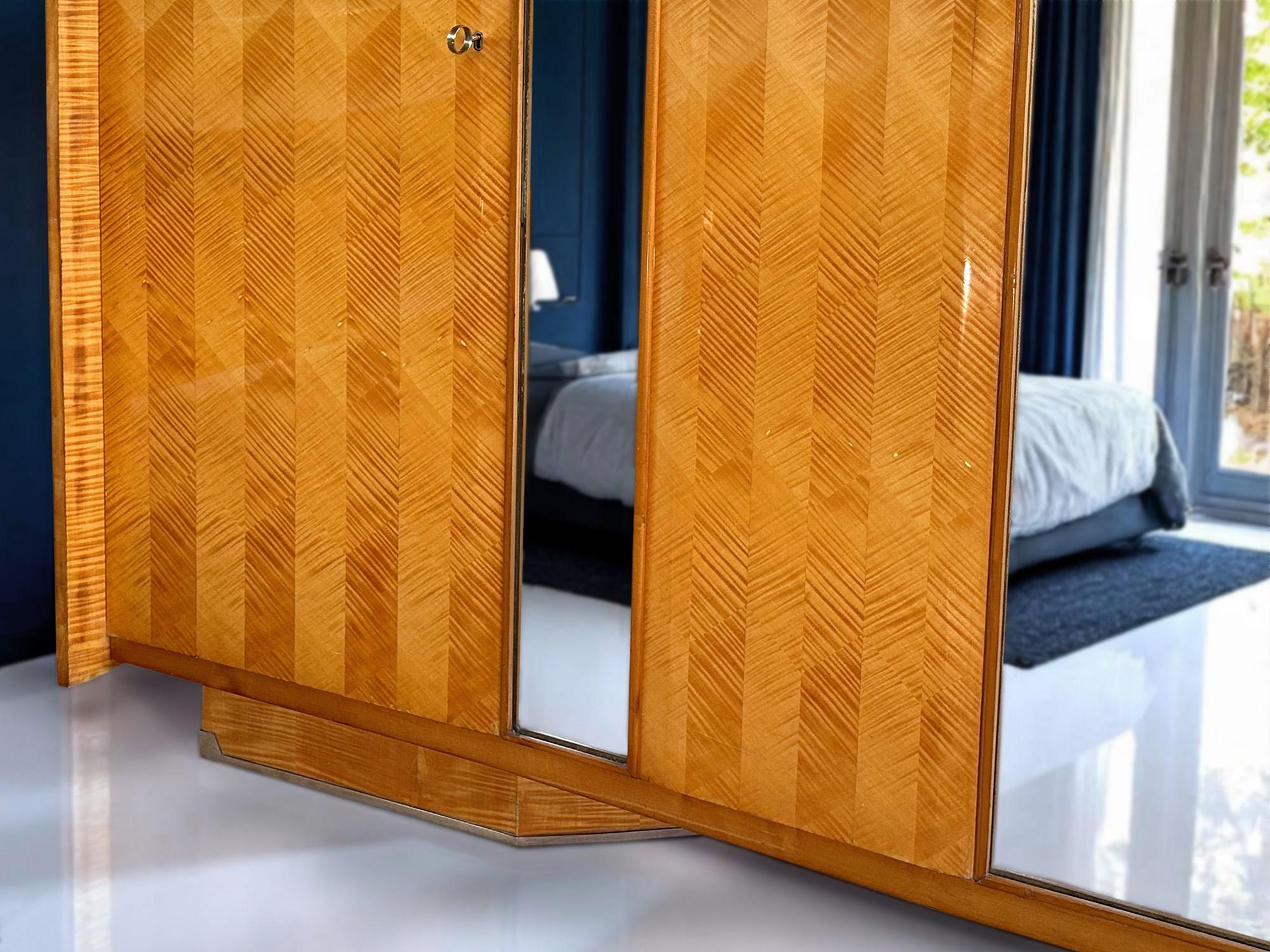 Italian Mid-Century Maple Wardrobe with Mirrors by Dassi for Gio Ponti, 1950s en venta 1