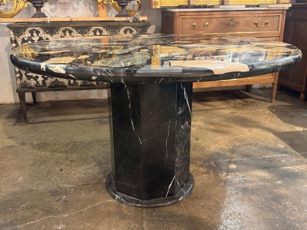 Rare table centrale en marbre italien du milieu du siècle dernier. Cette table centrale est rare, sculpturale et riche en textures naturelles. Circa 1960. 51.5w x 30h 