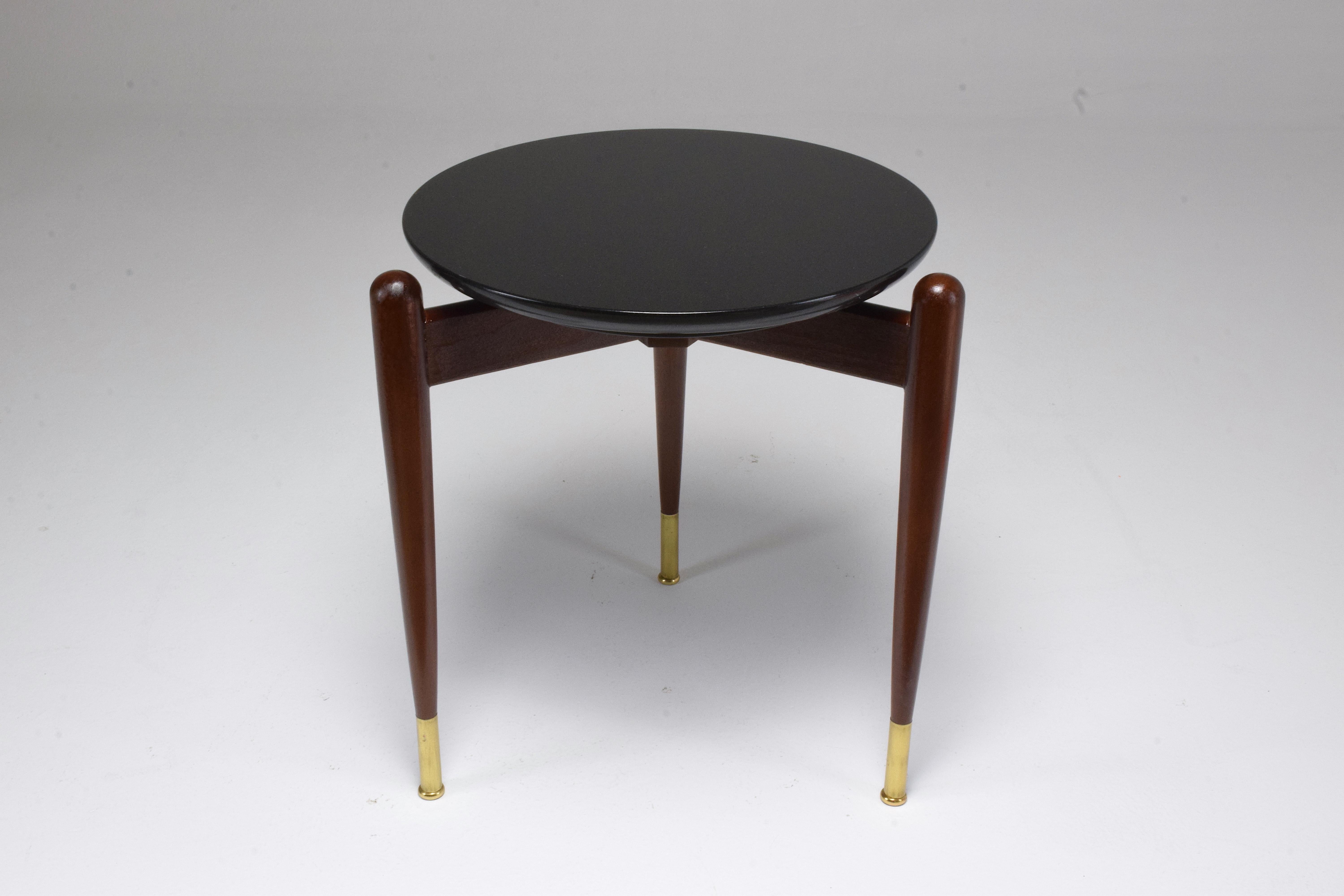 20th century vintage small gueridon table composed of a wooden structure with tapered legs, brass polished endings and a black granite tabletop.
Restored condition.
