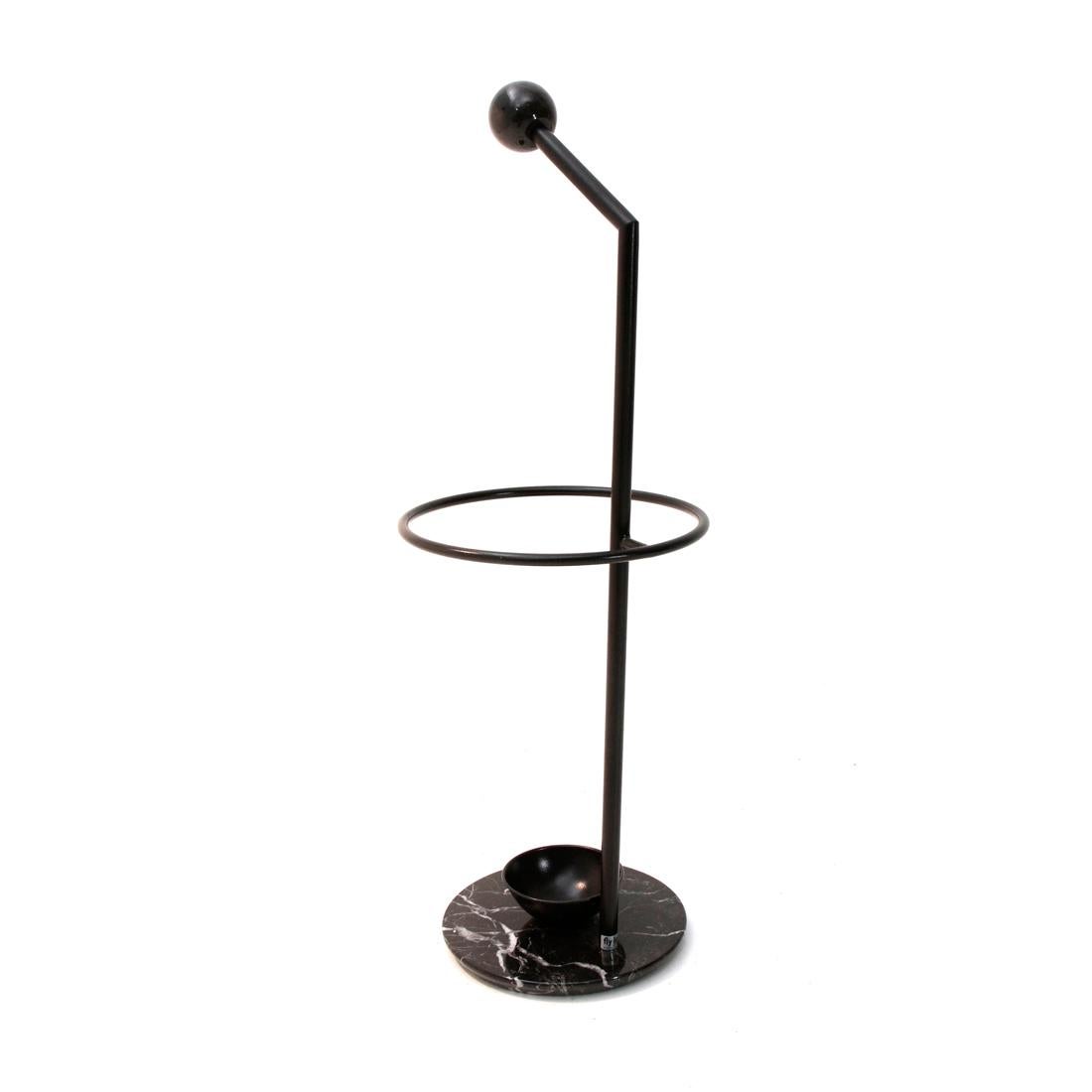 Umbrella stand produced in the 1980s by Fly Line.
Base and knob in black marble.
Stem in black painted metal.
Good general conditions, some signs due to normal use over time.

Dimensions: Diameter 30 cm, height 85 cm.
 