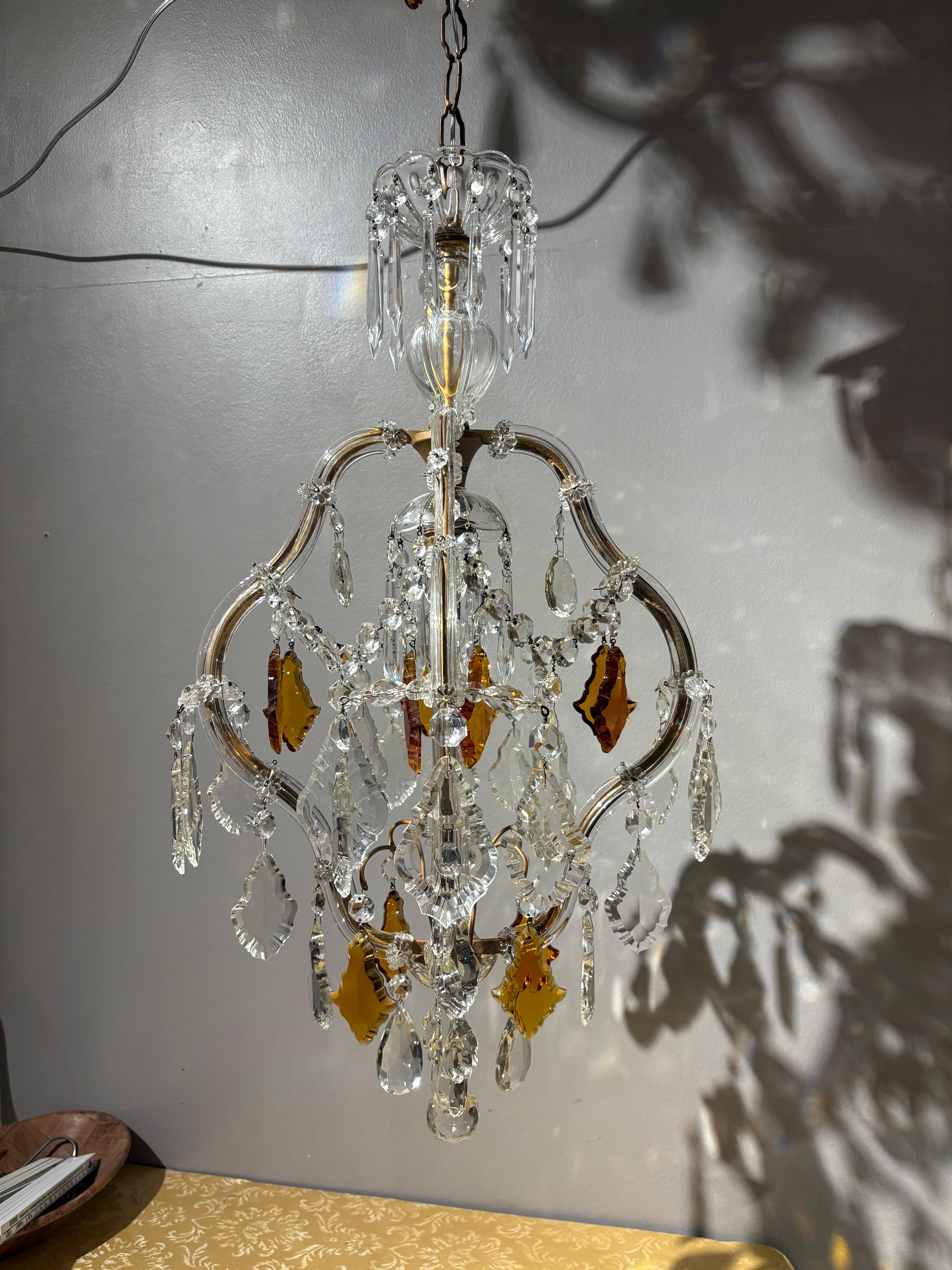 Questo elegante lampadario Maria Teresa della metà del secolo scorso risale agli anni '50 e mette in mostra l'artigianato senza tempo e i dettagli decorati tipici del design veneziano. Il lampadario presenta una singola luce centrale incorniciata da