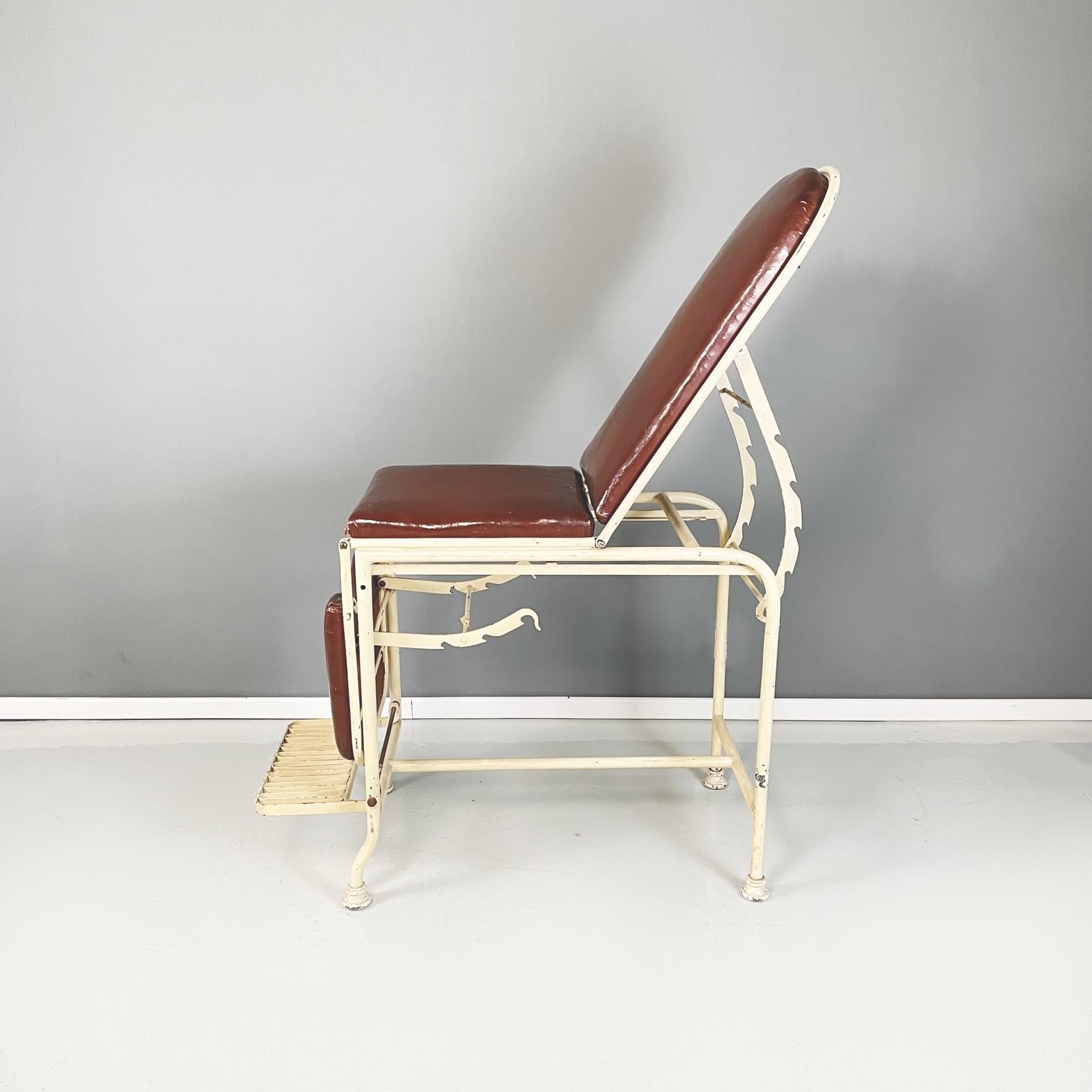 Lit de laboratoire médical italien du milieu du siècle, cuir Brown et métal blanc, années 1940 Bon état - En vente à MIlano, IT