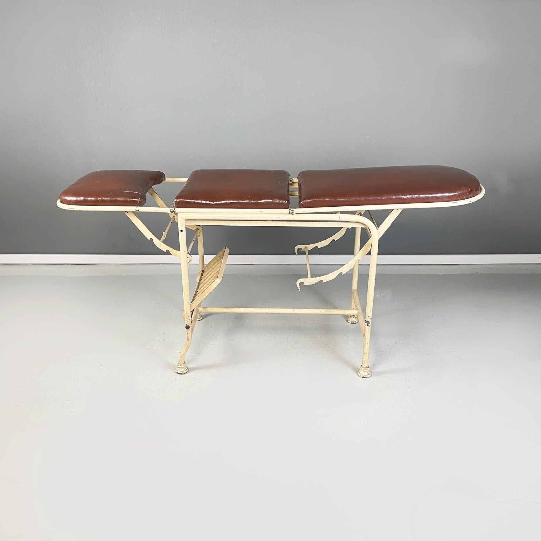 Milieu du XXe siècle Lit de laboratoire médical italien du milieu du siècle, cuir Brown et métal blanc, années 1940 en vente