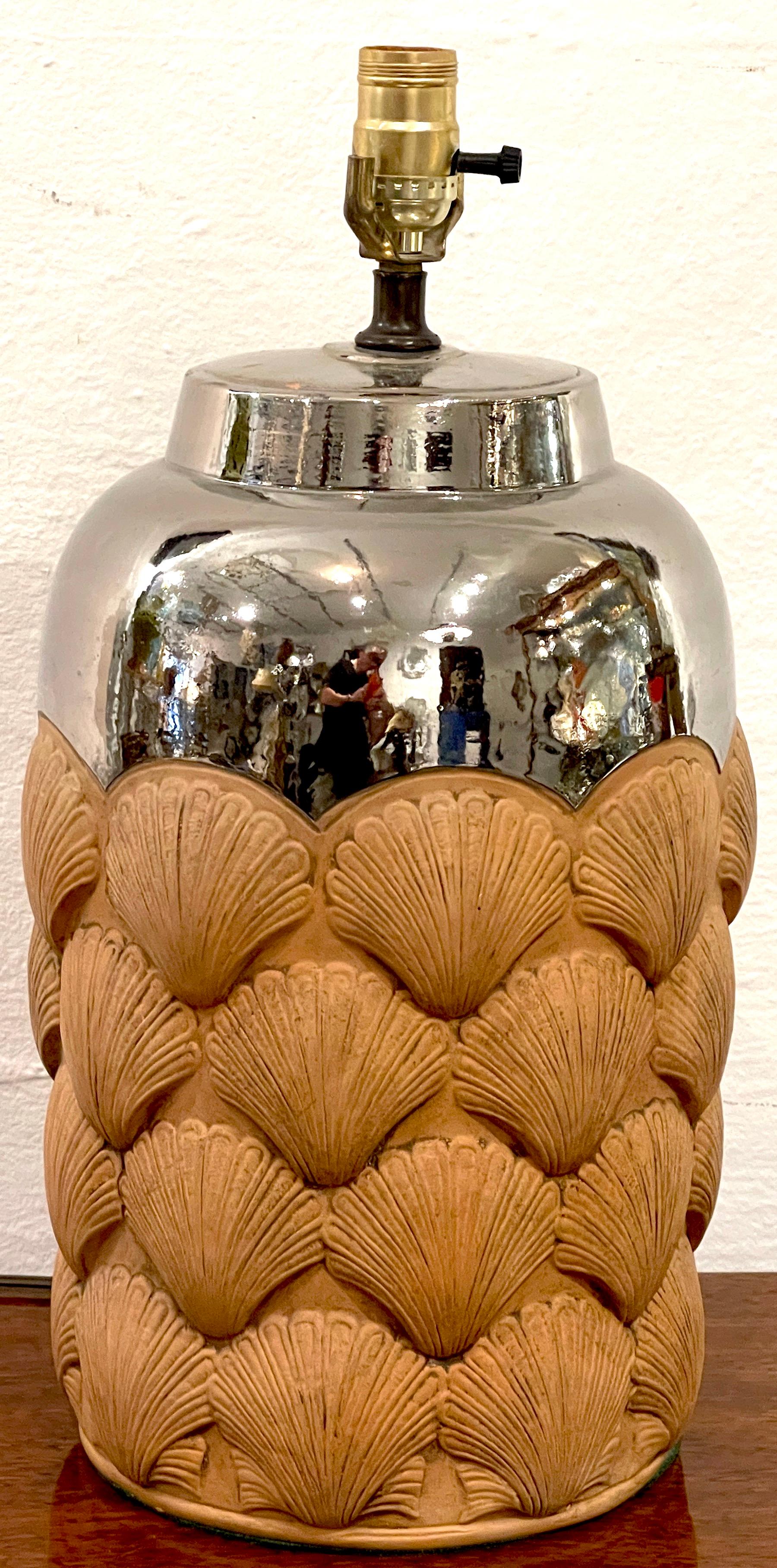 Italienische Quecksilberlampe mit Muschelmotiv aus Terrakotta und Glasur aus der Jahrhundertmitte 
Italien, ca. 1970er Jahre

Ein einzigartiges Modell mit einem spiegelnden, 