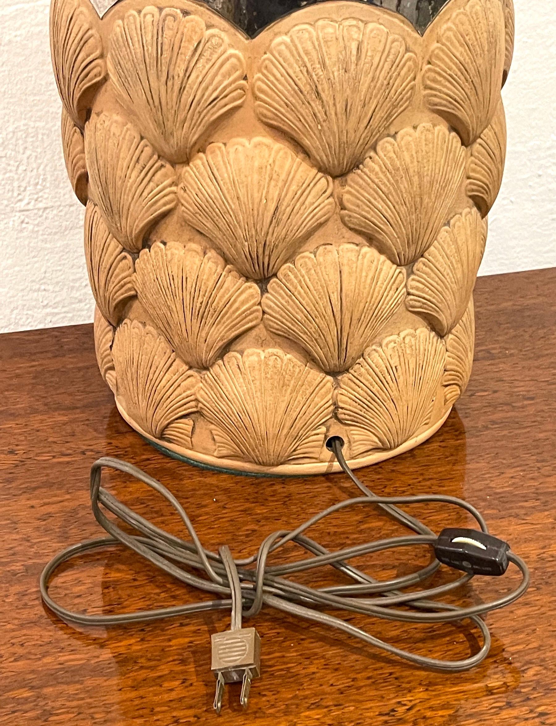 Italienische Mid-Century-Lampe mit Mercuryglasur und Terrakotta-Muschelmotiv im Angebot 1