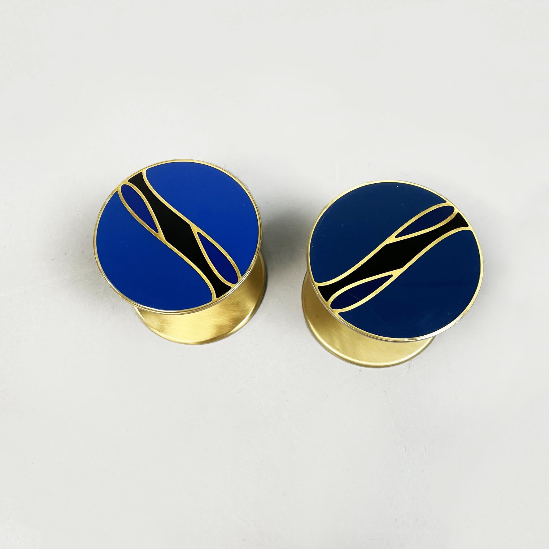 Italian mid-century metal and brass decorated handles by Reggiani, 1970s
Pair of round handles in brass and metal. On both sides of the door pulls there are blue and black decorations covered with thin glass underneath.
Designed by Goffredo