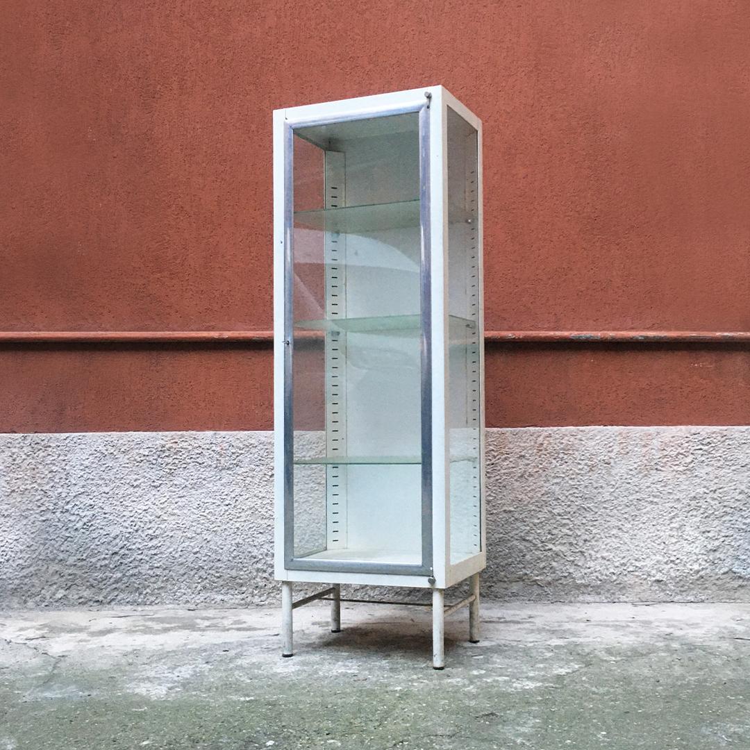 Italian Mid-Century Metal Display Cabinet with Three Internal Shelves, 1950s In Good Condition For Sale In MIlano, IT