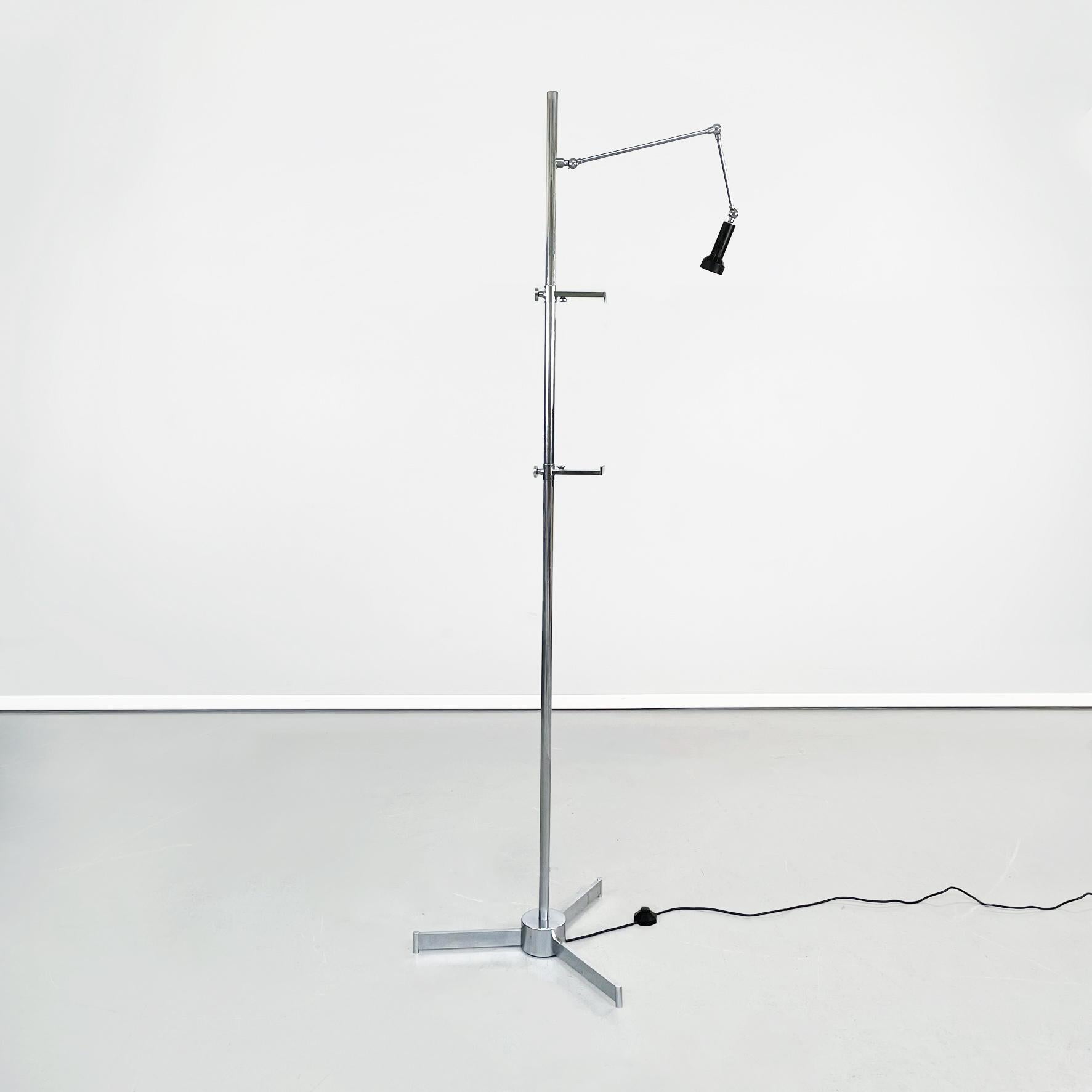 Italian mid-century Metal easel floor lamp by Angelo Lelii for Arredoluce, 1960s
Metal easel Cavalletto with directional light. The central structure is composed of a tubular on which there are two adjustable supports for the switchboard. Above