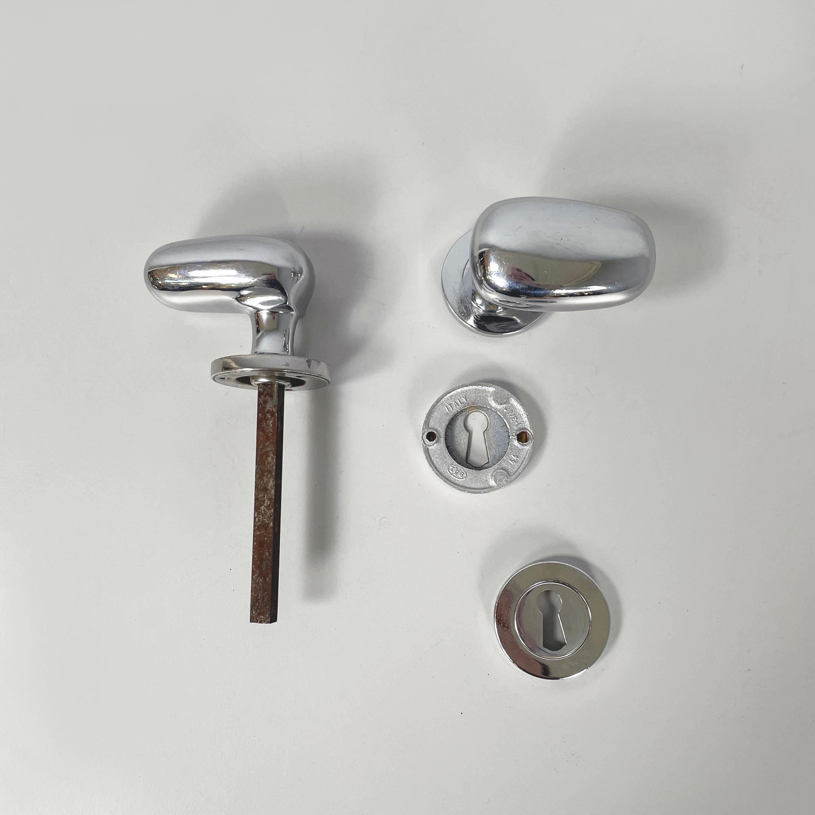 Italian mid-century modern Chromed metal handles and locks by Luigi Caccia Dominioni for Azucena, 1960s
Set of chromed metal 6 pairs of round base handles and 15 round locks. The knob has a rounded shape, which tends to tighten toward the