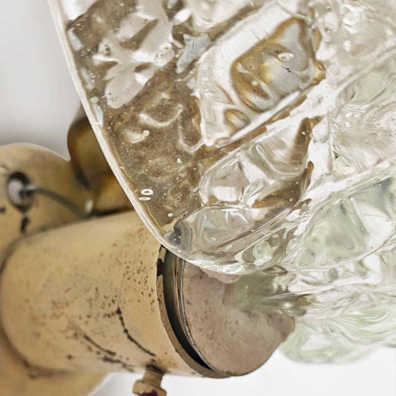 Aplique italiano de mediados de siglo con soporte metálico y cristal en forma de hoja, años 50 en venta 3