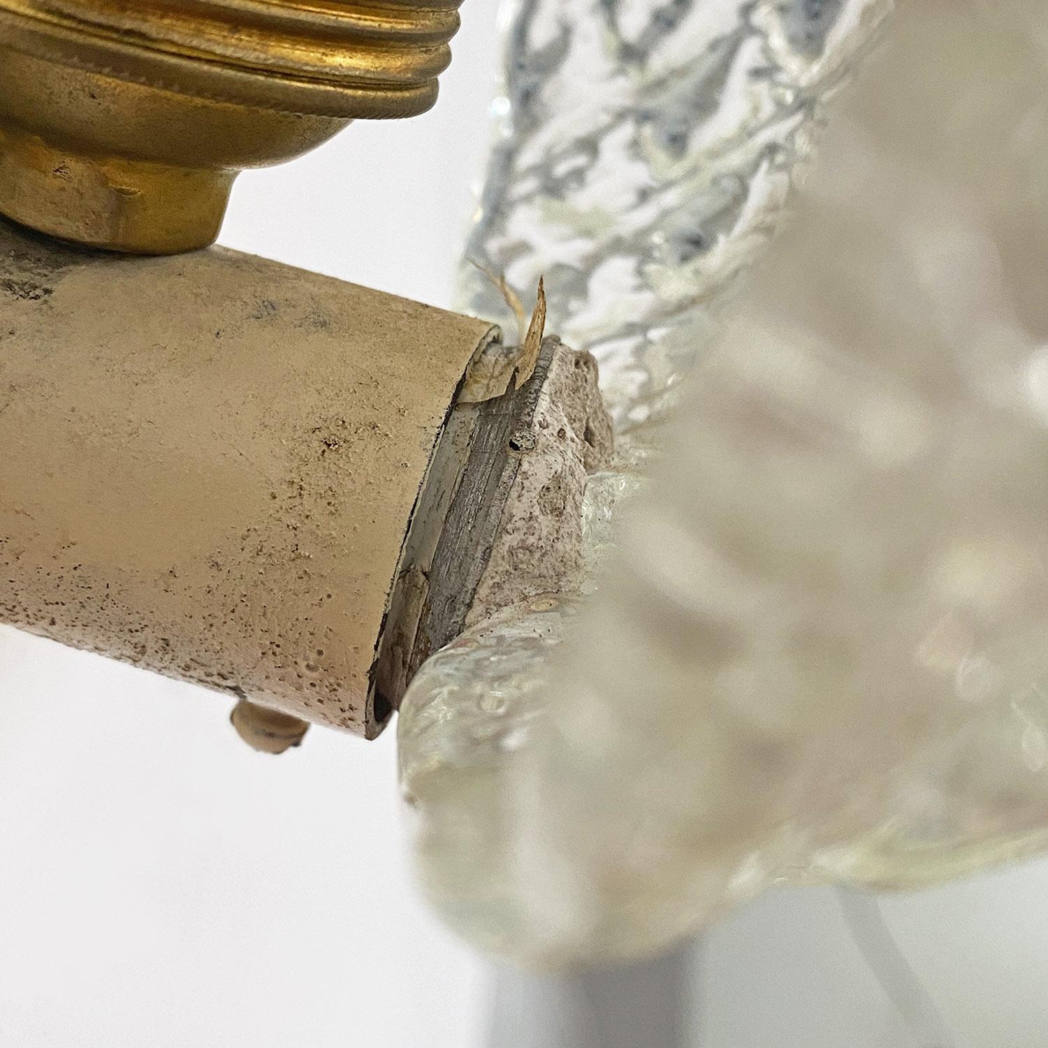 Aplique italiano de mediados de siglo con soporte metálico y cristal en forma de hoja, años 50 en venta 6
