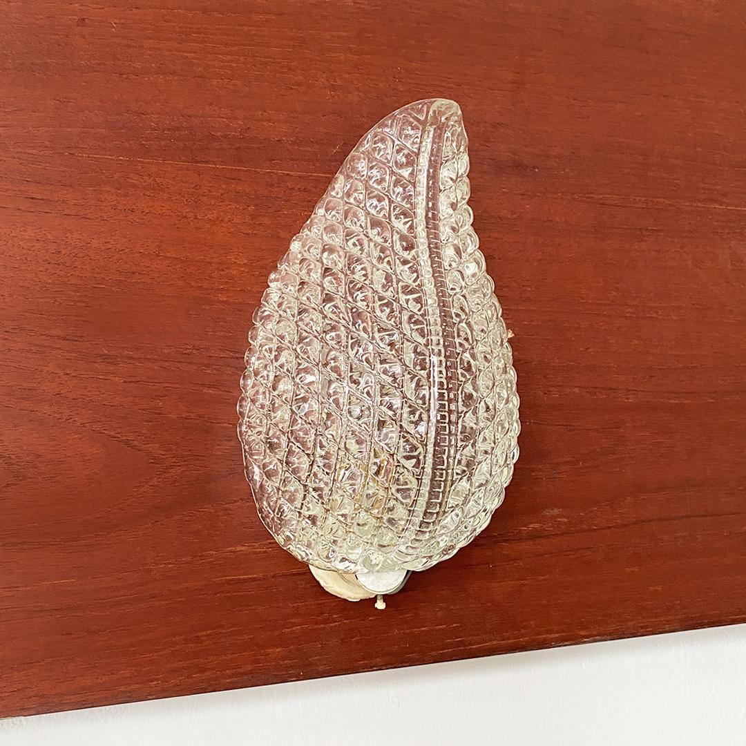 Italian Mid-Century Modern metal support and glass lampshader leaf-shaped wall lamp, 1950s.
Wall lamp with metal wall support, on which the lamp holder with E14 connection is positioned and to which the leaf-shaped molded glass is also