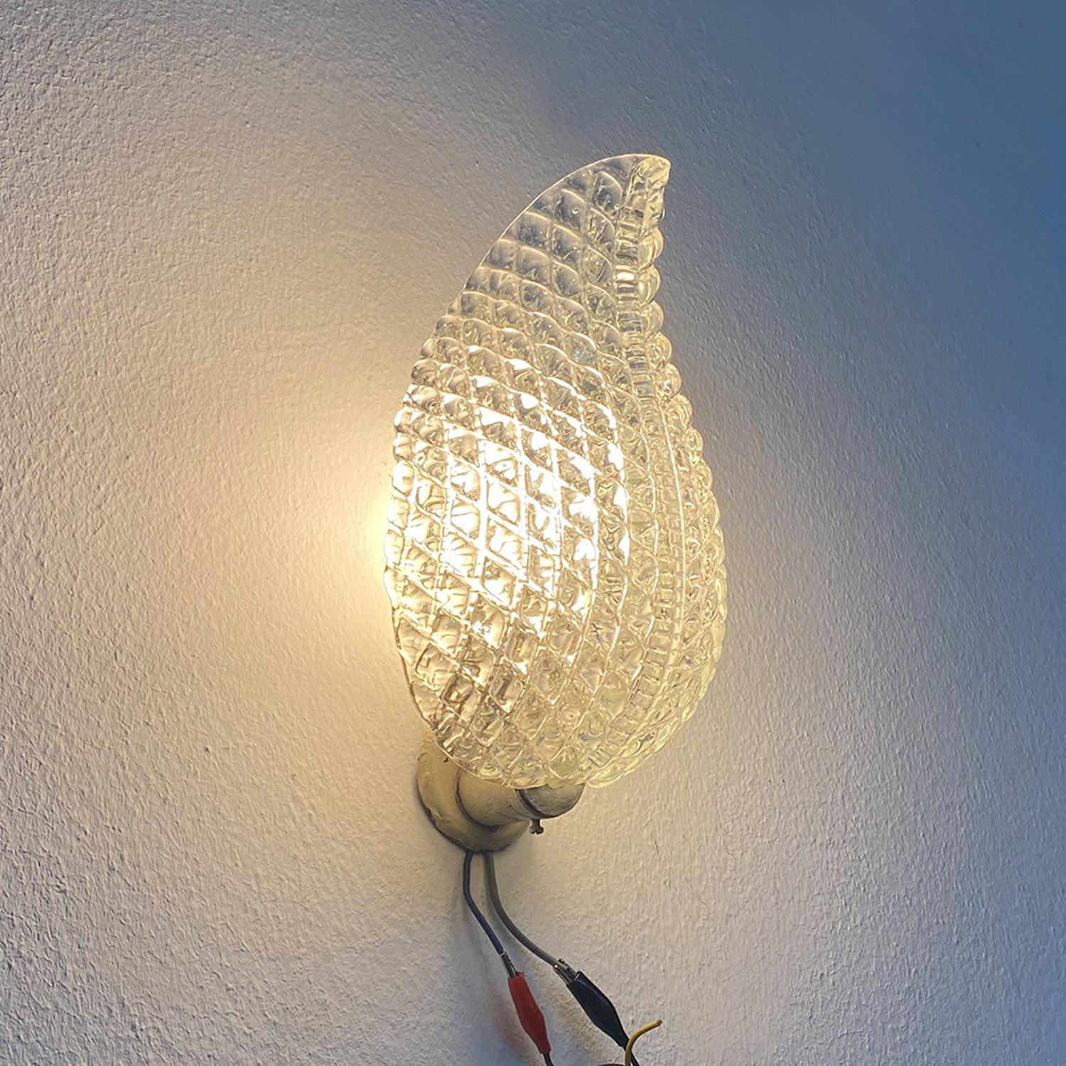 Aplique italiano de mediados de siglo con soporte metálico y cristal en forma de hoja, años 50 Moderno de mediados de siglo en venta