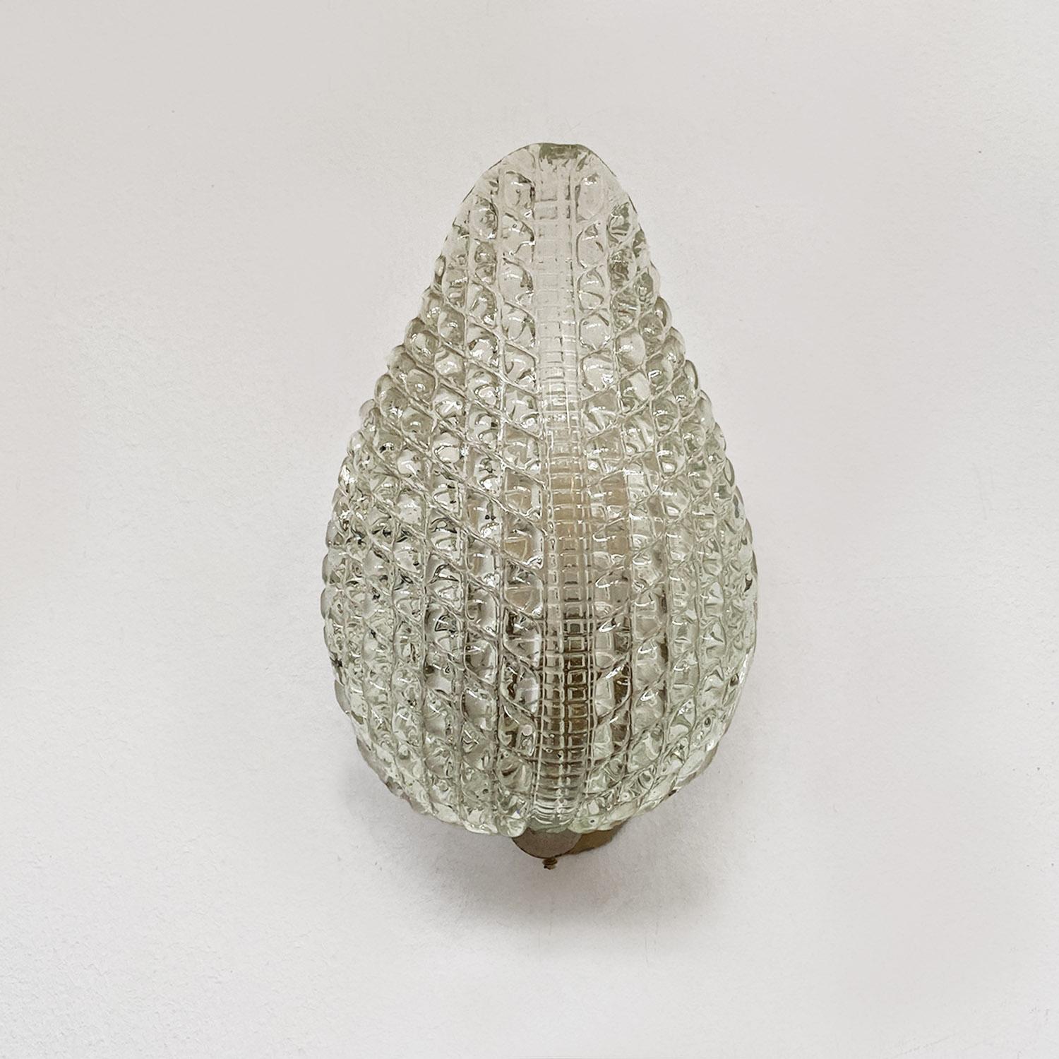 Aplique italiano de mediados de siglo con soporte metálico y cristal en forma de hoja, años 50 Italiano en venta