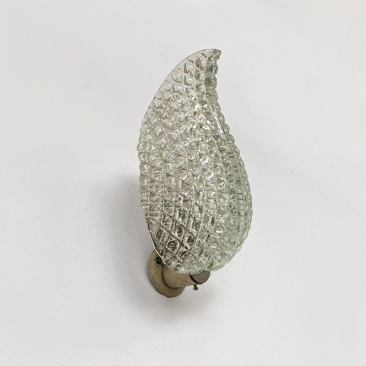 Aplique italiano de mediados de siglo con soporte metálico y cristal en forma de hoja, años 50 en Bueno estado para la venta en MIlano, IT