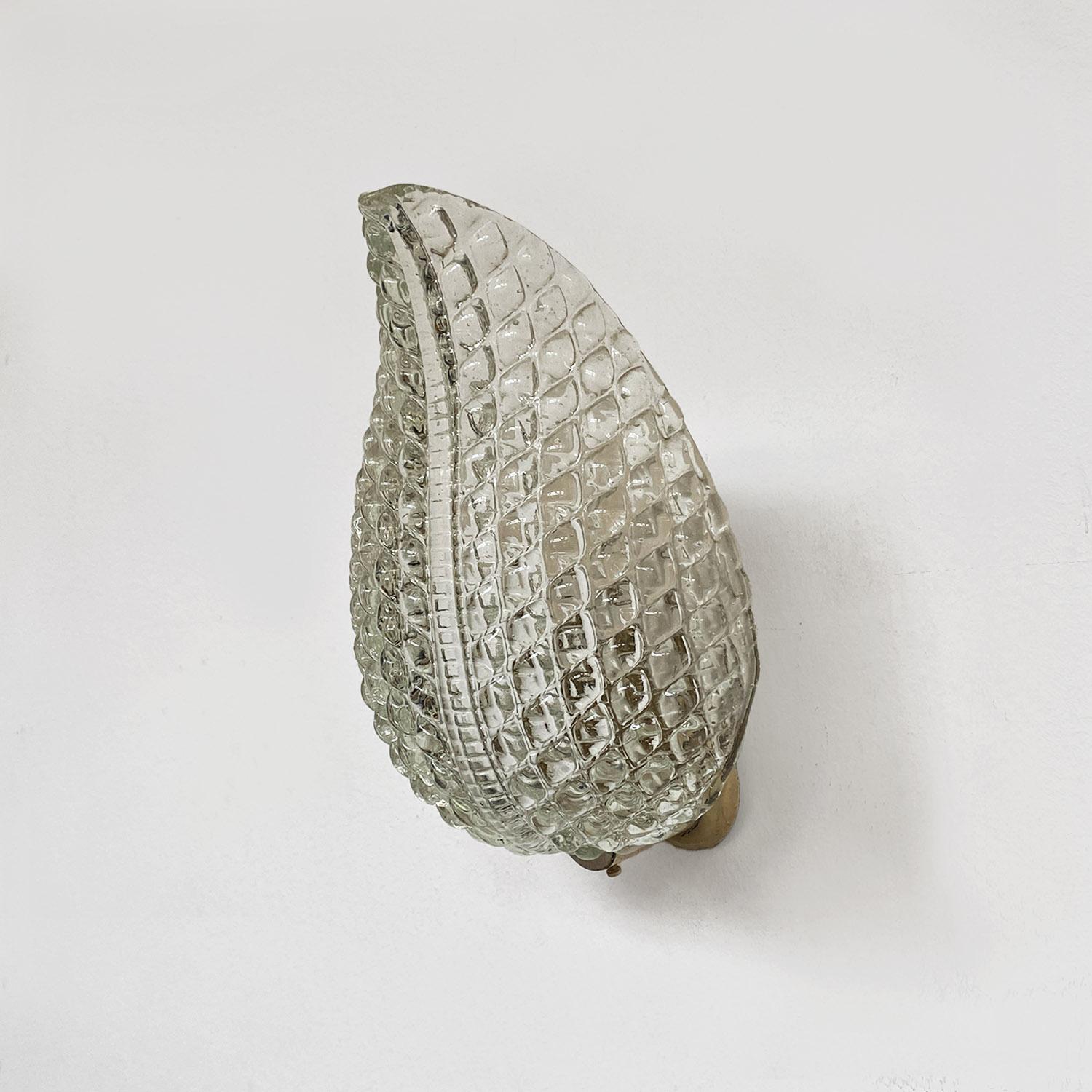 Aplique italiano de mediados de siglo con soporte metálico y cristal en forma de hoja, años 50 finales del siglo XX en venta