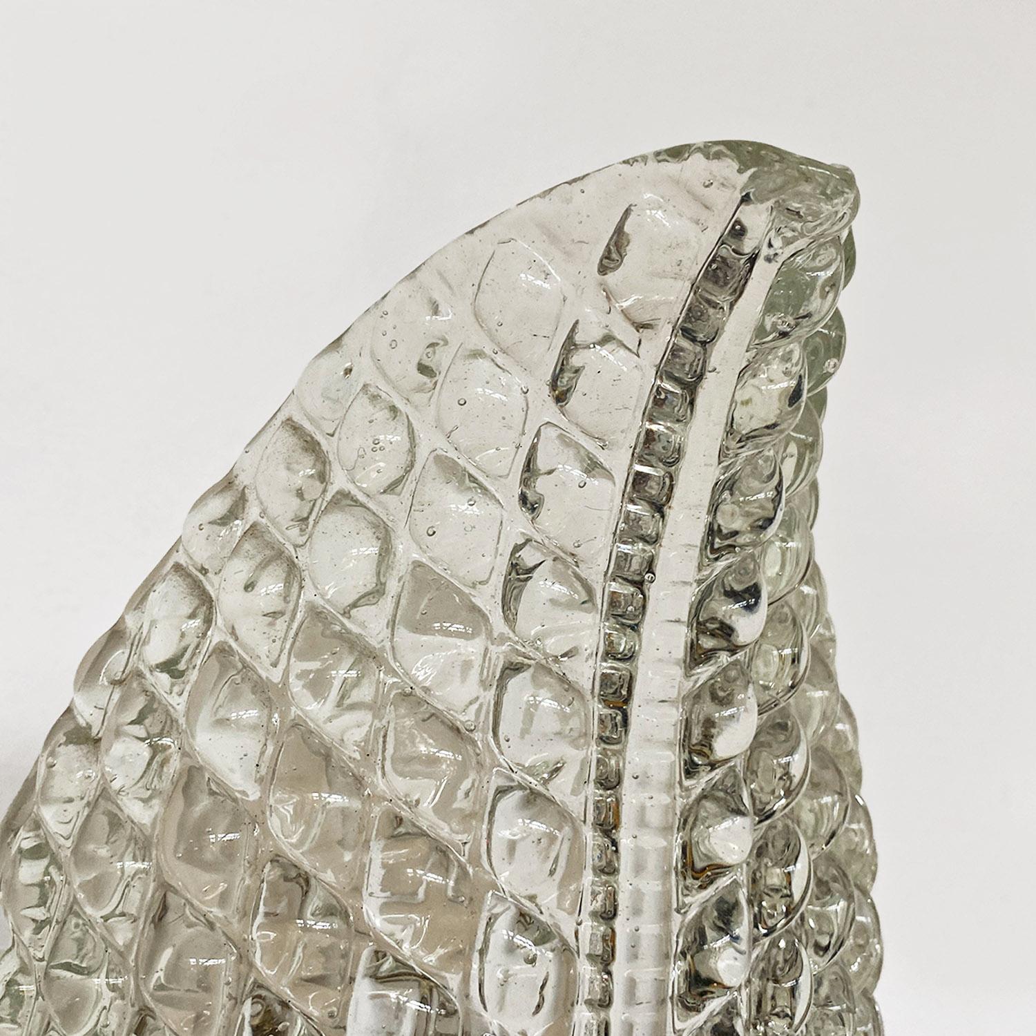 Aplique italiano de mediados de siglo con soporte metálico y cristal en forma de hoja, años 50 Vidrio en venta