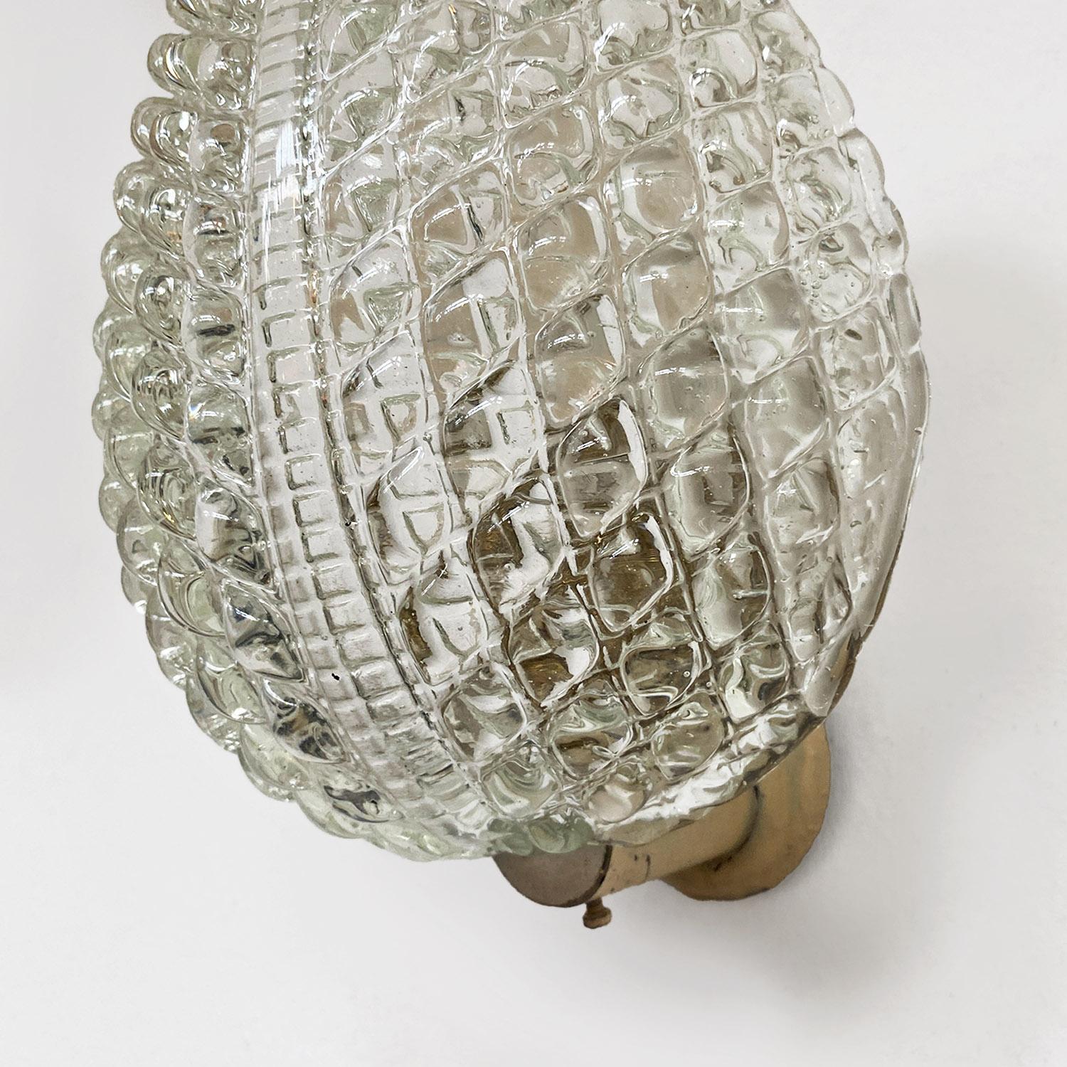 Aplique italiano de mediados de siglo con soporte metálico y cristal en forma de hoja, años 50 en venta 1