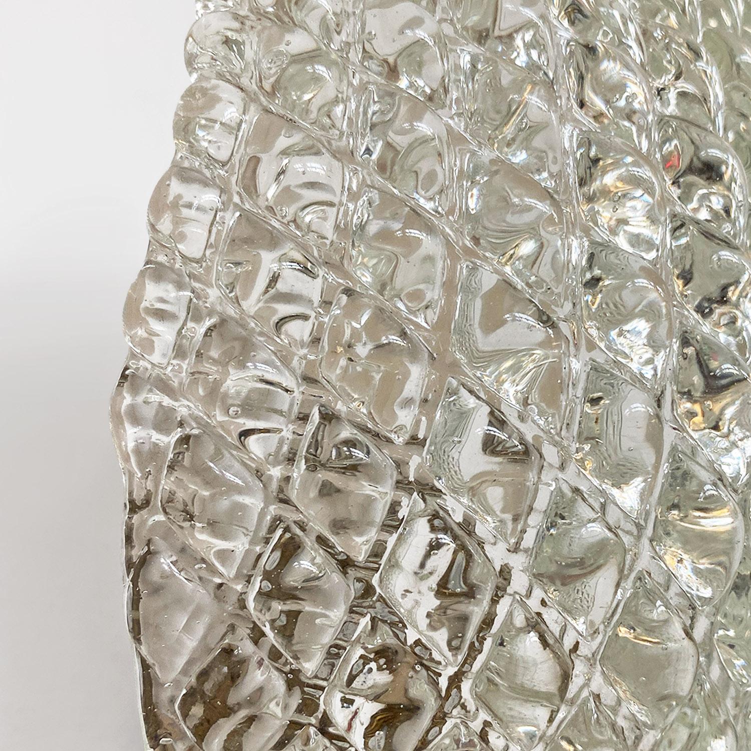 Aplique italiano de mediados de siglo con soporte metálico y cristal en forma de hoja, años 50 en venta 2