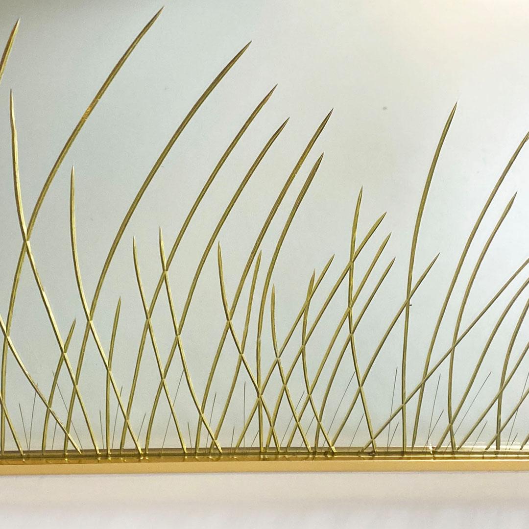 Espejo italiano de mediados de siglo con marco de latón y adornos de Crystal Art Decor años 50 Latón en venta