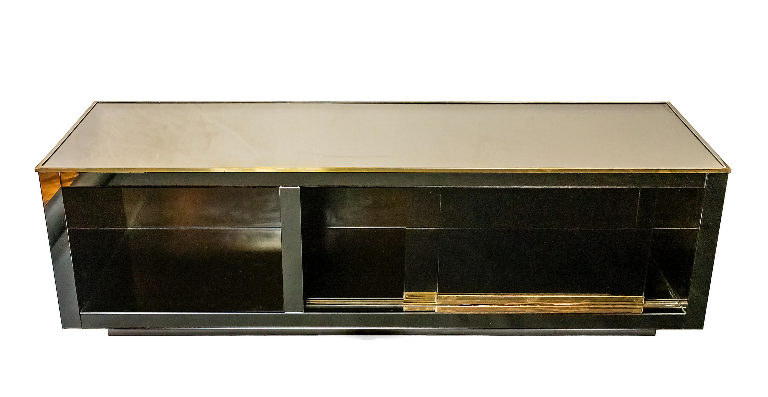 Aparador de televisión italiano de mediados de siglo con puertas correderas de espejo Moderno de mediados de siglo en venta