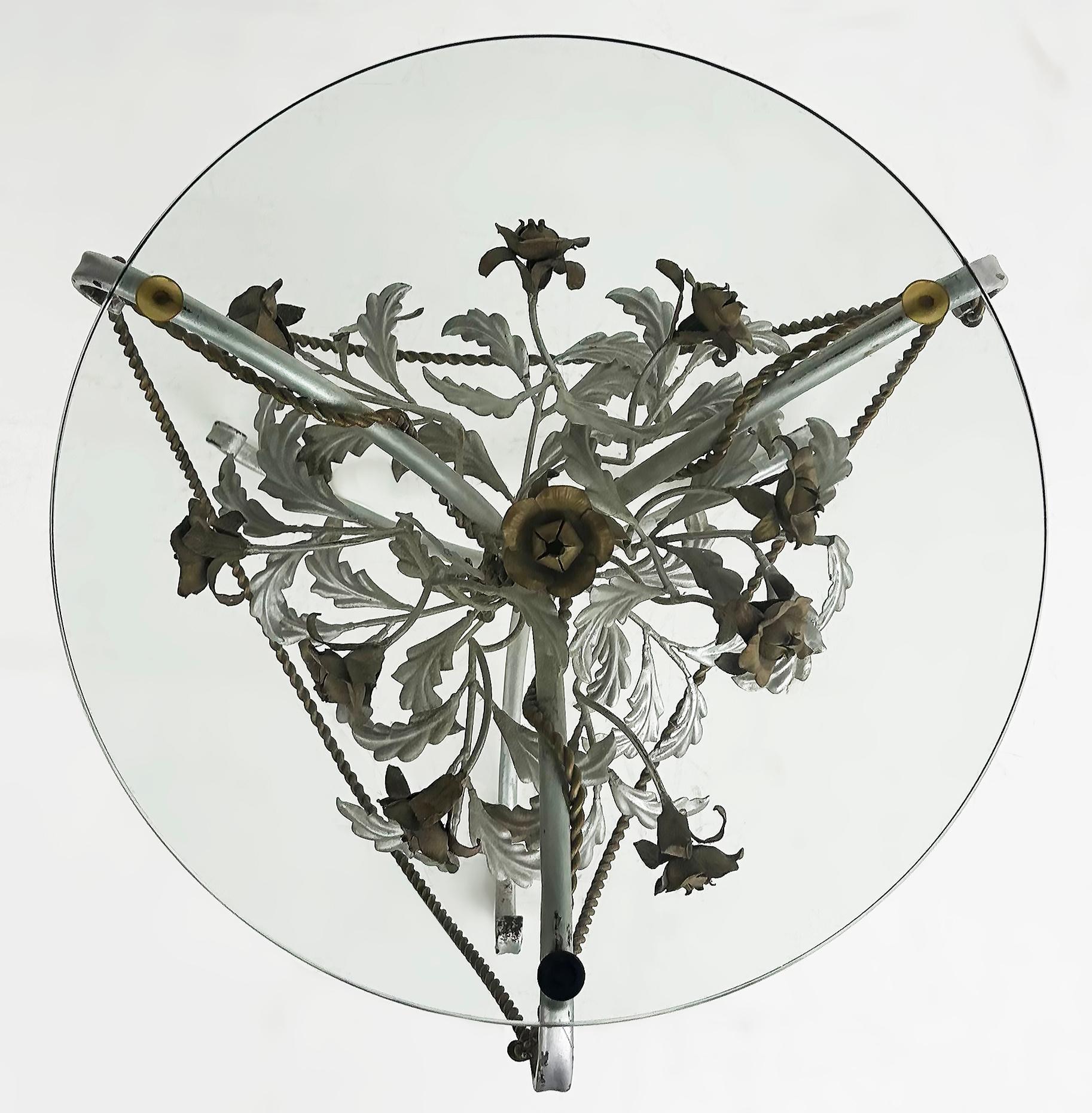 Mesas auxiliares italianas de hierro forjado y metal mixto de mediados de siglo, con tapa de cristal, Pareja Italiano en venta
