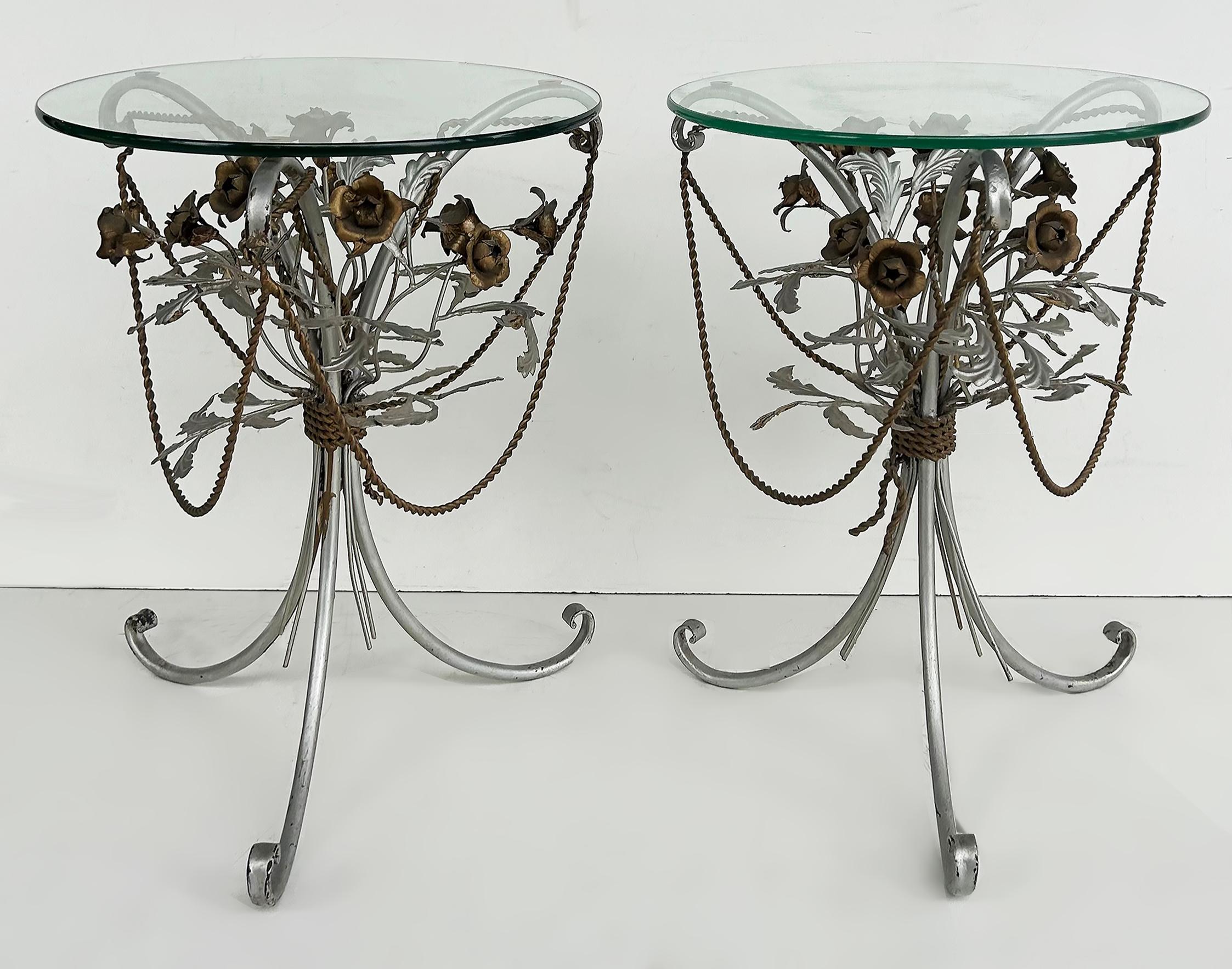 Mesas auxiliares italianas de hierro forjado y metal mixto de mediados de siglo, con tapa de cristal, Pareja en venta 2