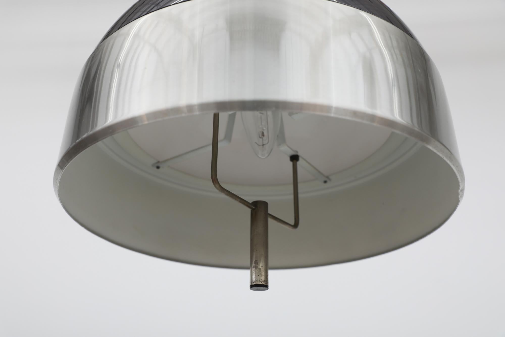 Italienische Mid-Century Mod 1970er Jahre verstellbare Dome Pendelleuchte mit geräuchertem Plexiglas-Schirm (Moderne der Mitte des Jahrhunderts) im Angebot
