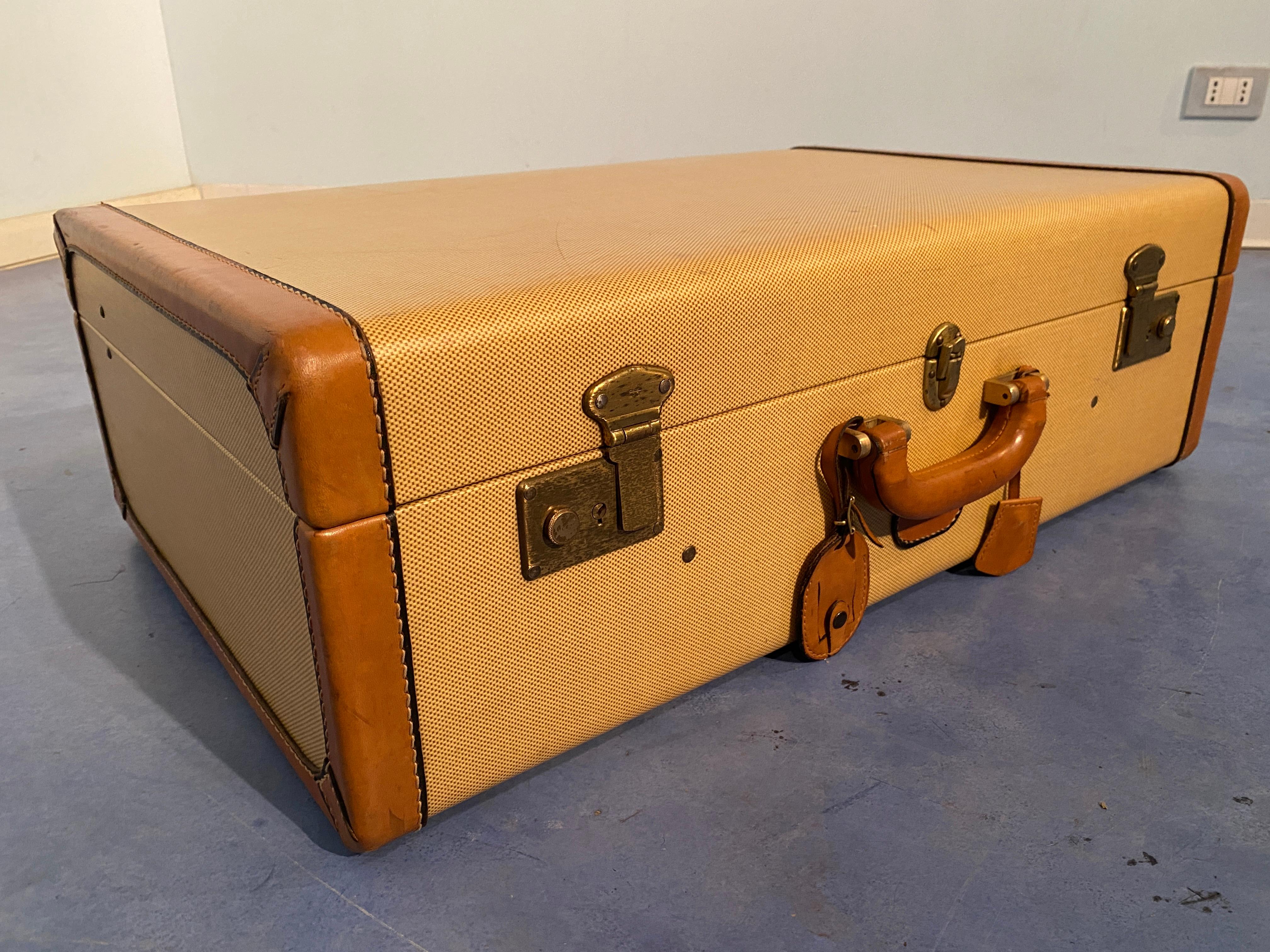 Belle valise italienne datant de 1960. Très spécial en tant qu'objet de collection ou en tant que meuble. La valise est en très bon état, et elle est entièrement d'origine. Il peut encore être utilisé aujourd'hui. Les serrures d'origine fonctionnent