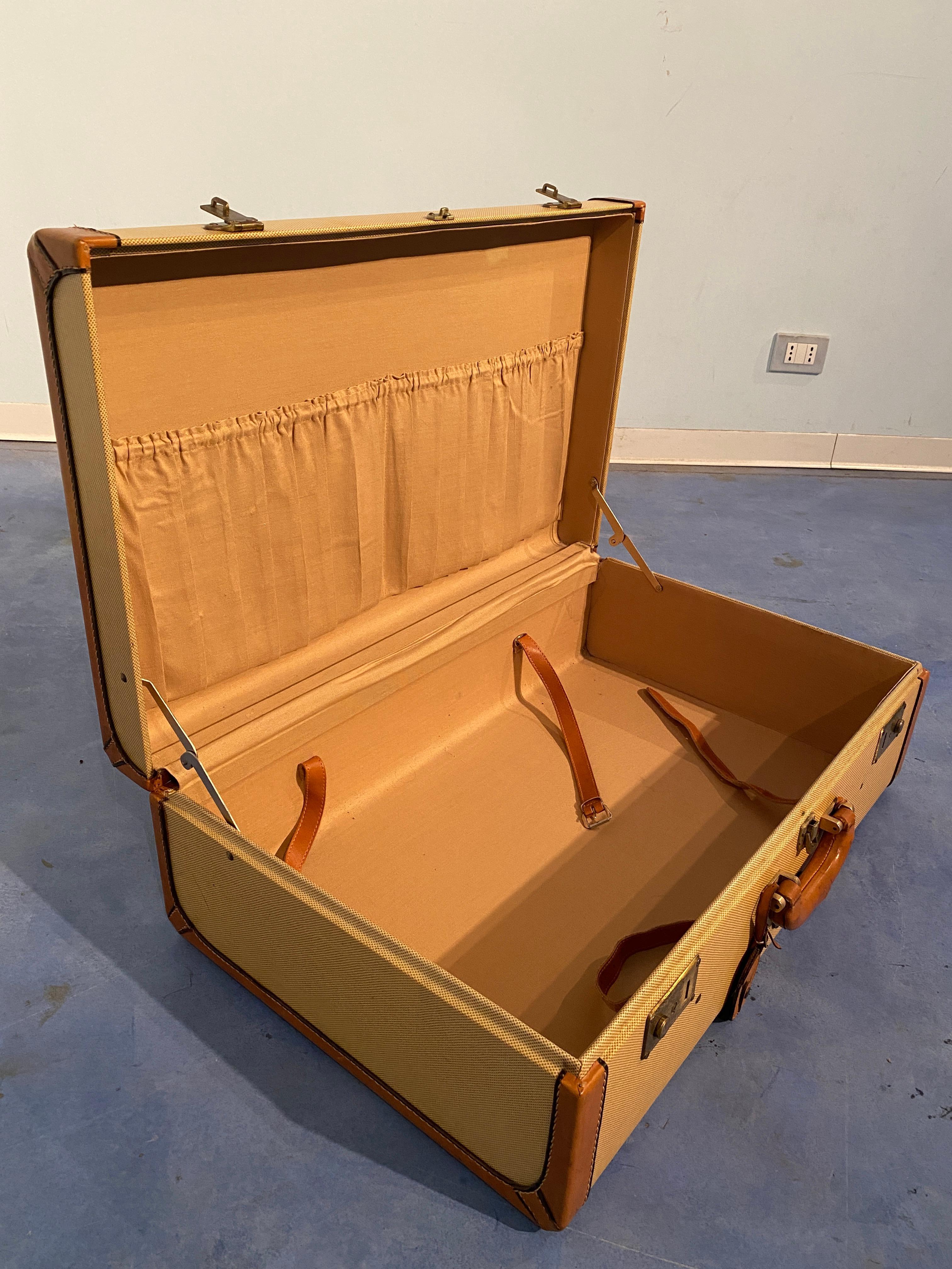 Bagage ou valise italienne de couleur crème modérée du milieu du siècle, 1960 Bon état - En vente à Traversetolo, IT