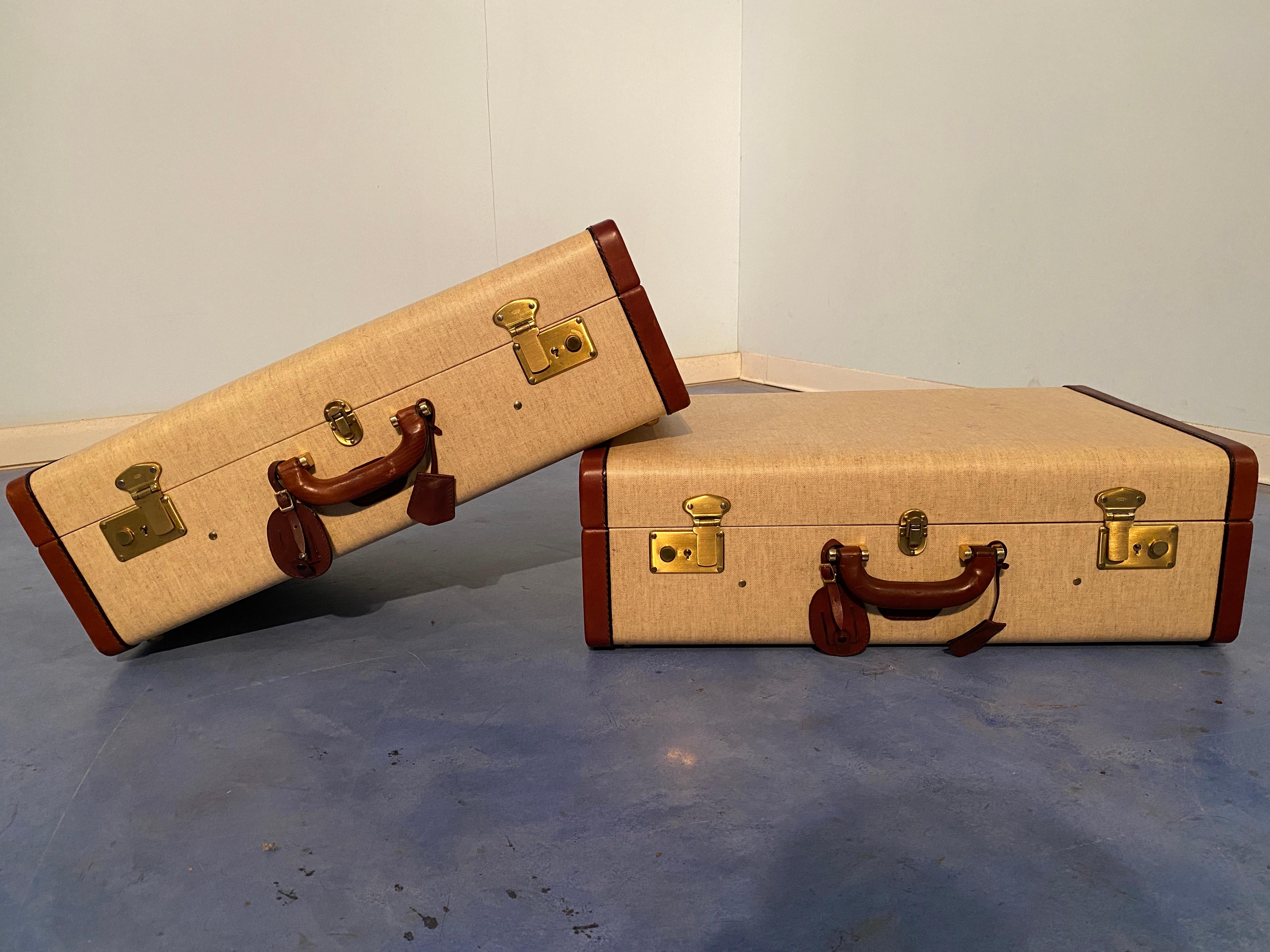 Set of two Italian suitcases from the 1960s, very valuable as a collector's item or for furniture, and still functional today. Both suitcases are in good condition. The locks are original and work with their authentic keys. Leather is finished with