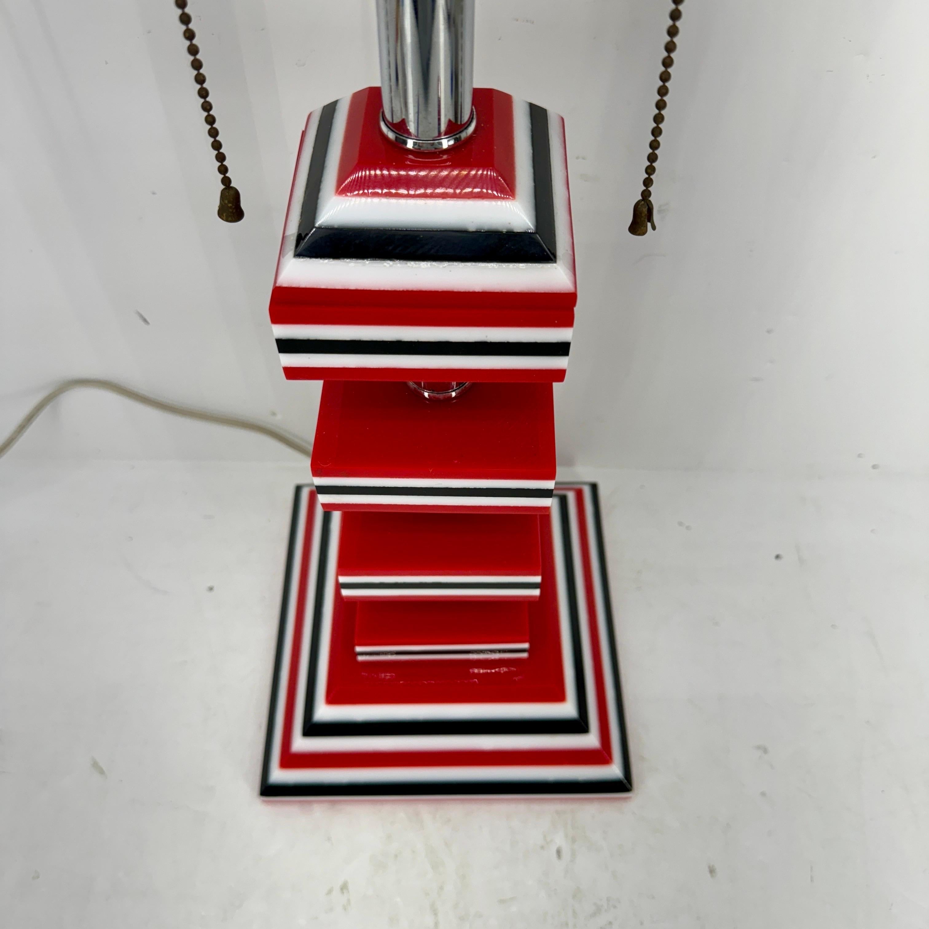 Fait main Lampe de table italienne en lucite rouge des années 1970, The Modernity en vente