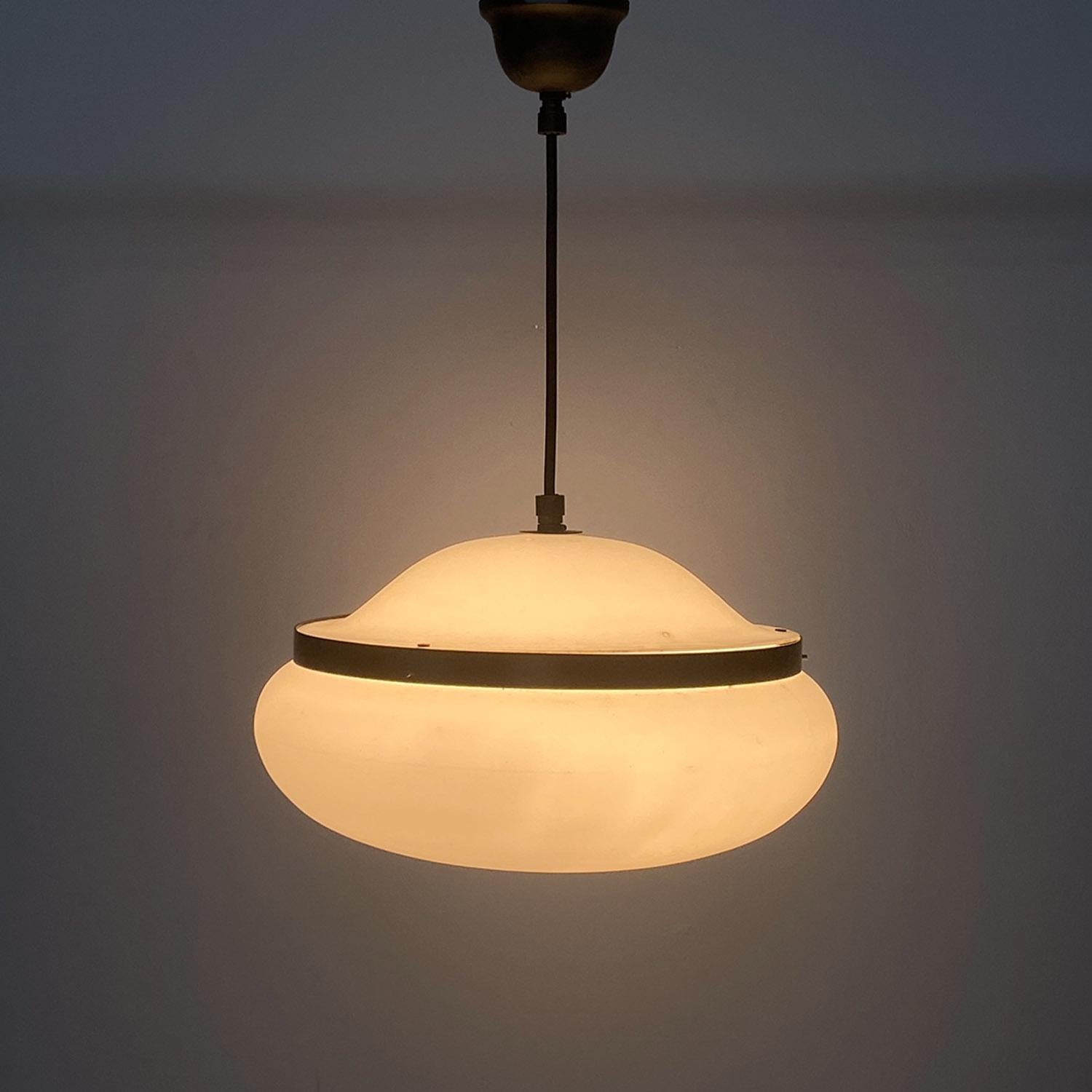 Lampadario modello 2/5, con diffusore in plastica bianca lucida, a forma di tavolo, con anello in ottone con finitura nera, che divide il paralume in due parti. Nella parte inferiore c'è un foro per dare una luce più precisa al centro, lasciando una