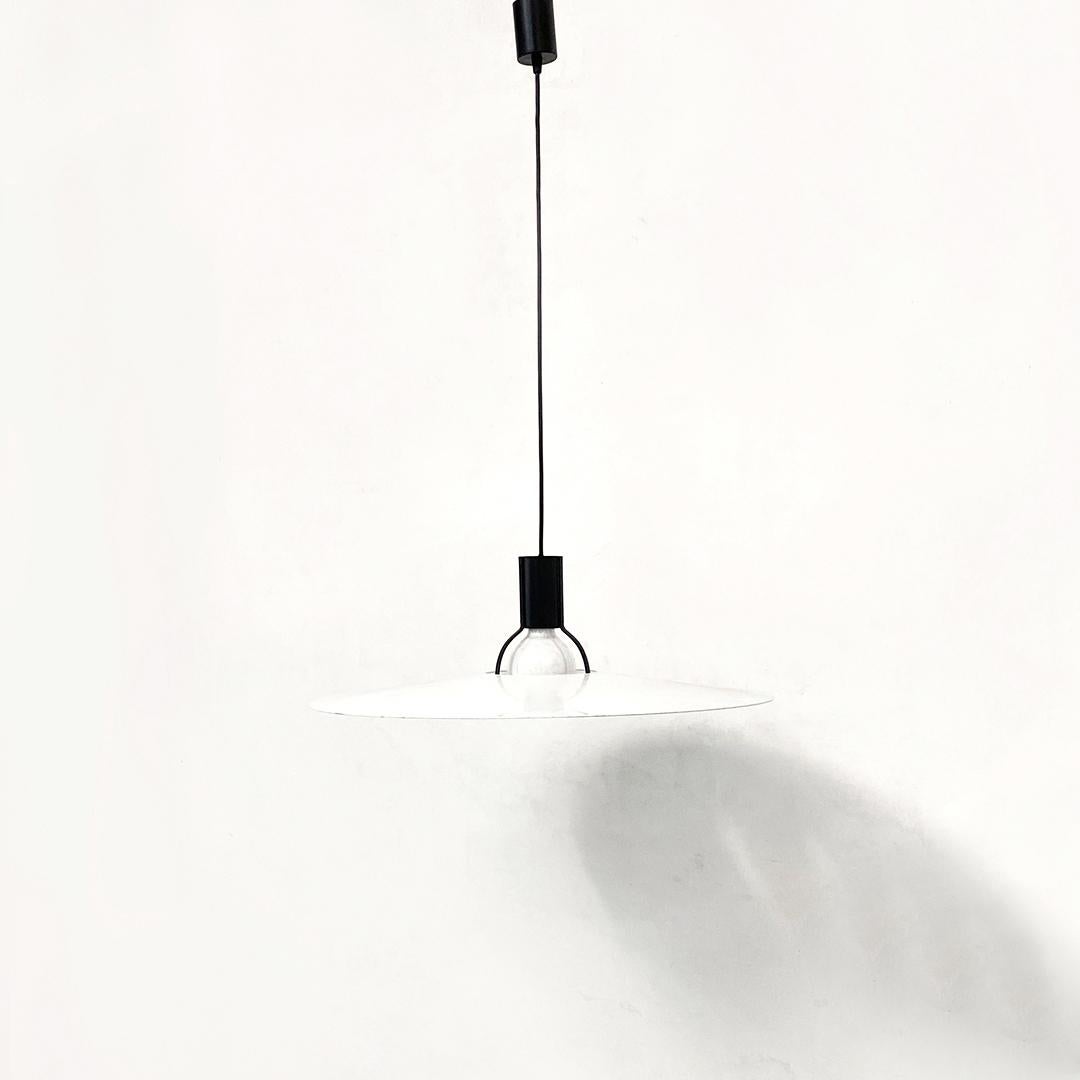 Italian Mid-Century Modern 2133 chandelier by Gino Sarfatti for Arteluce, 1972
Italian chandelier mod. 2133 with white metal lampshade with black metal lamp holder, on which the lampshade remains.
Project by Gino Sarfatti for Arteluce, 1972. Brand