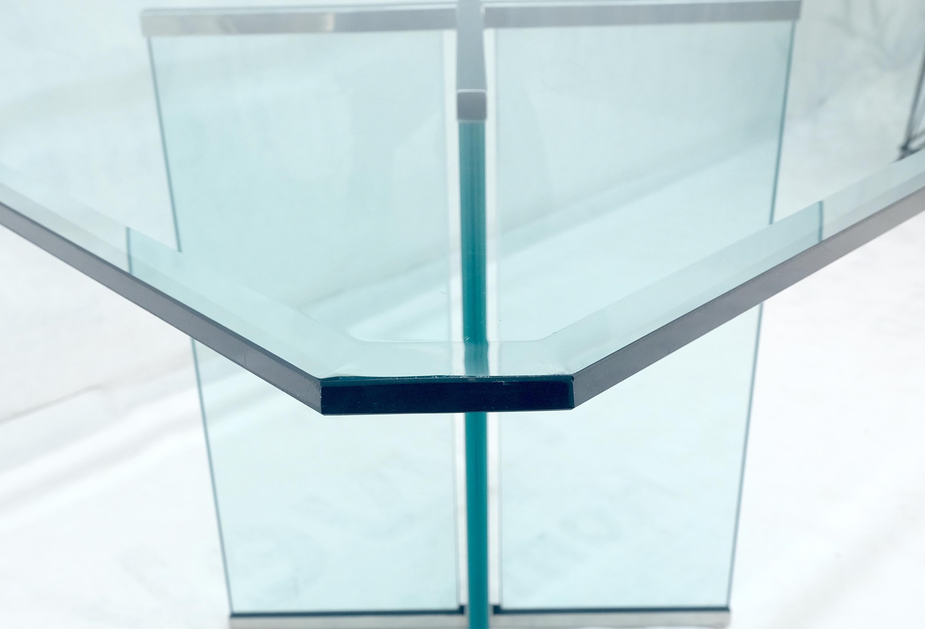 Table de salle à manger italienne du milieu du siècle dernier en verre biseauté de 3/4