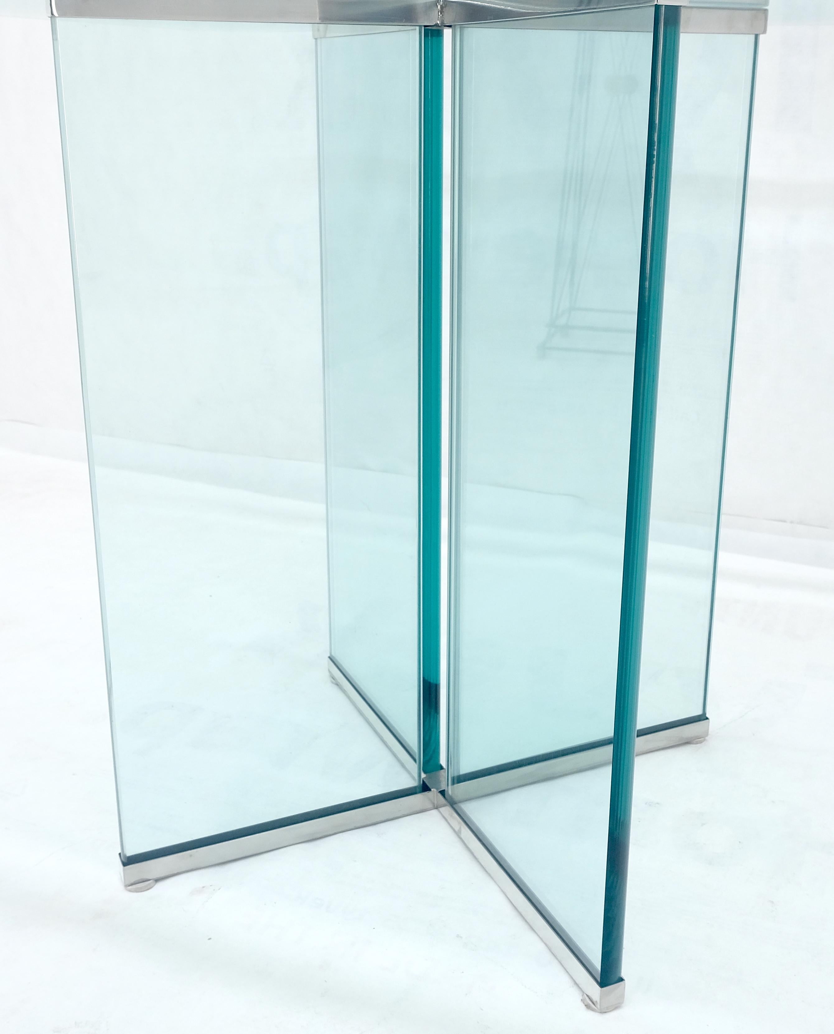 Table de salle à manger italienne du milieu du siècle dernier en verre biseauté de 3/4