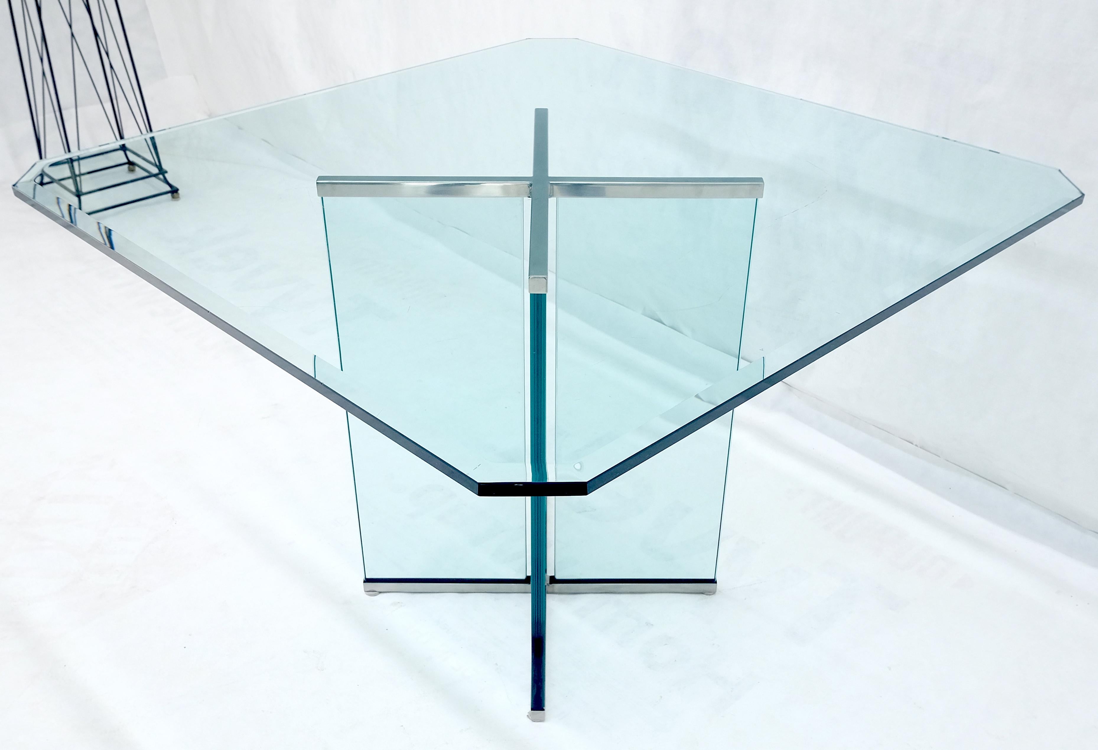 Mid-Century Modern Table de salle à manger italienne du milieu du siècle dernier en verre biseauté de 3/4