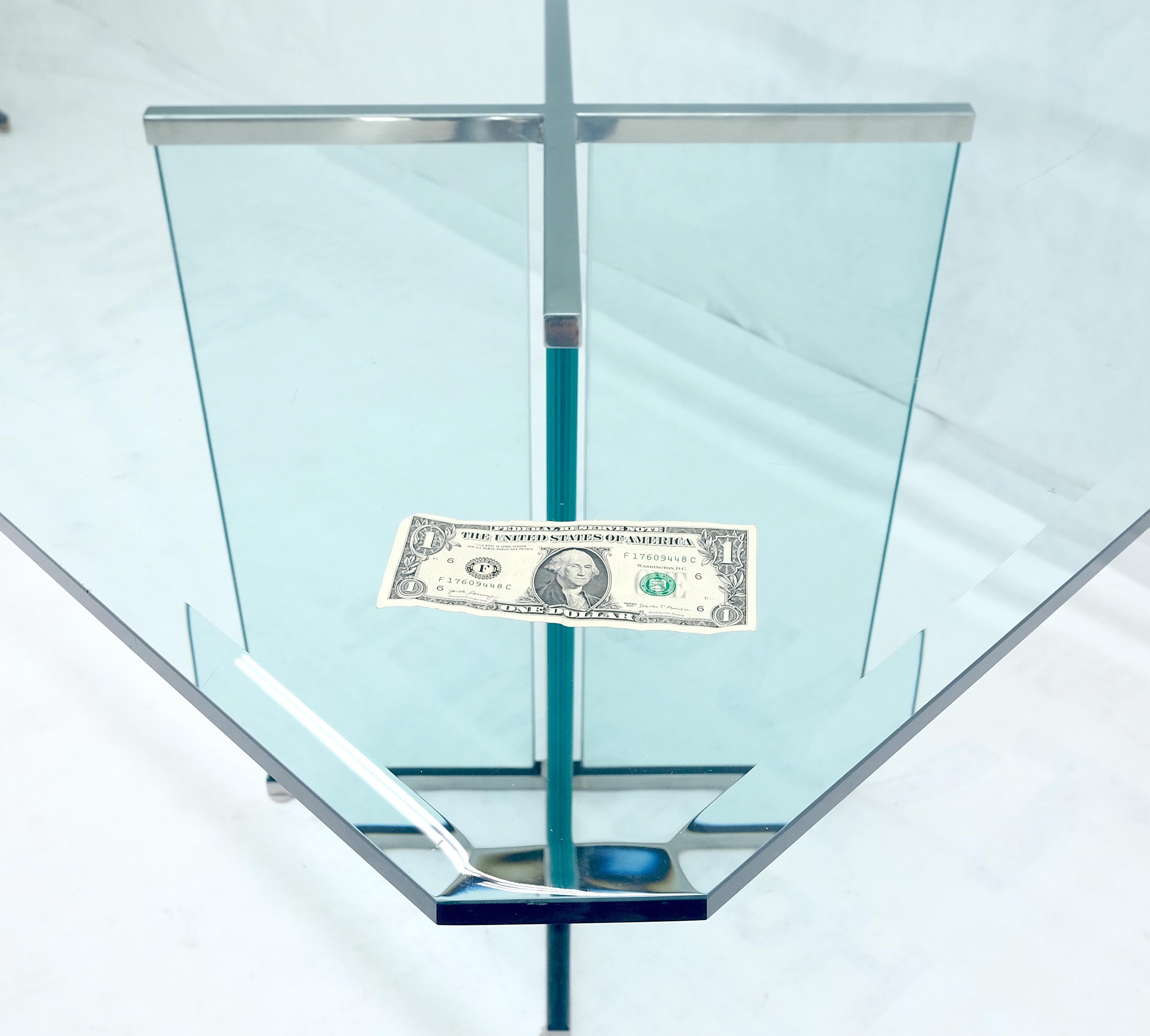 Table de salle à manger italienne du milieu du siècle dernier en verre biseauté de 3/4