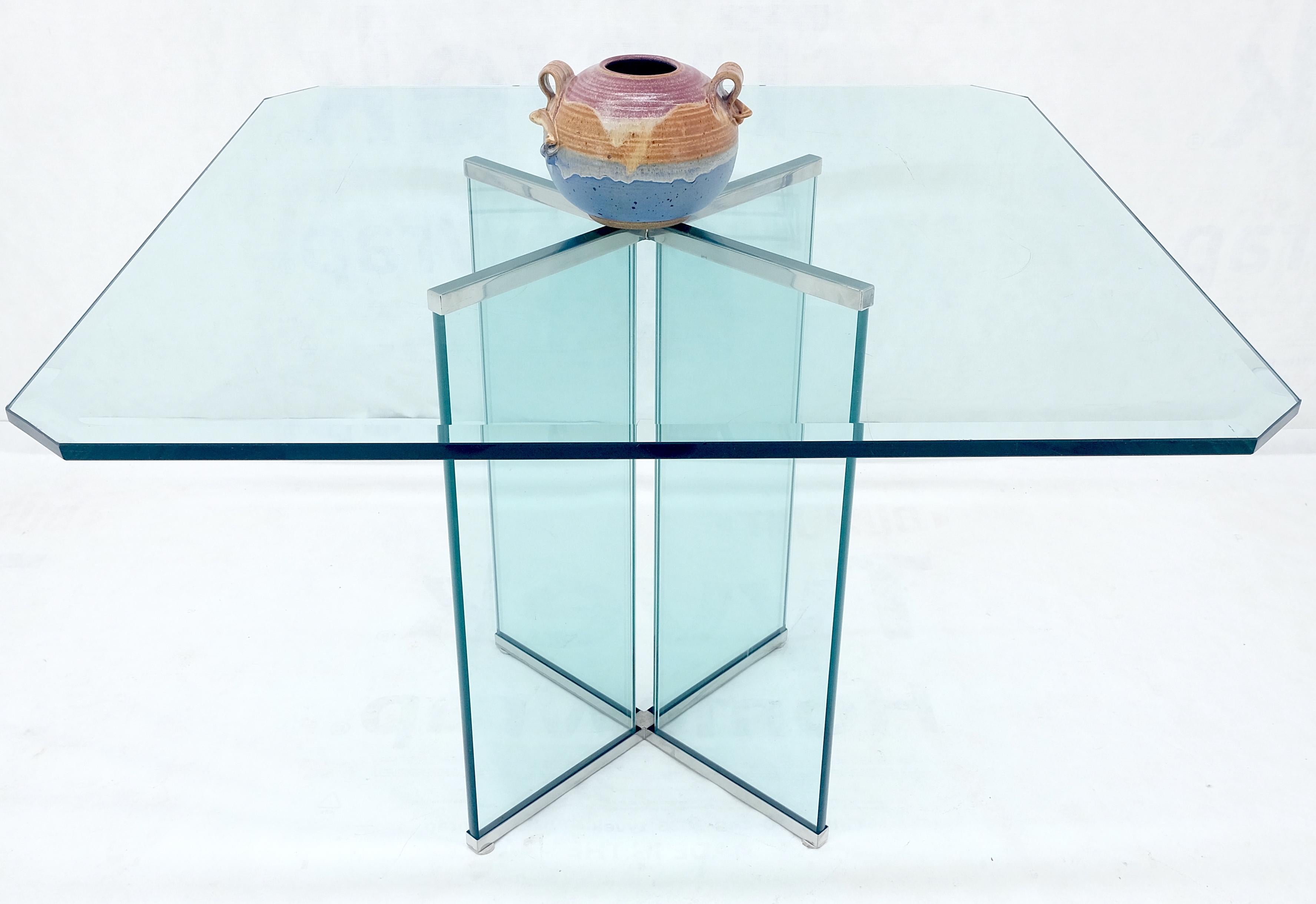 20ième siècle Table de salle à manger italienne du milieu du siècle dernier en verre biseauté de 3/4