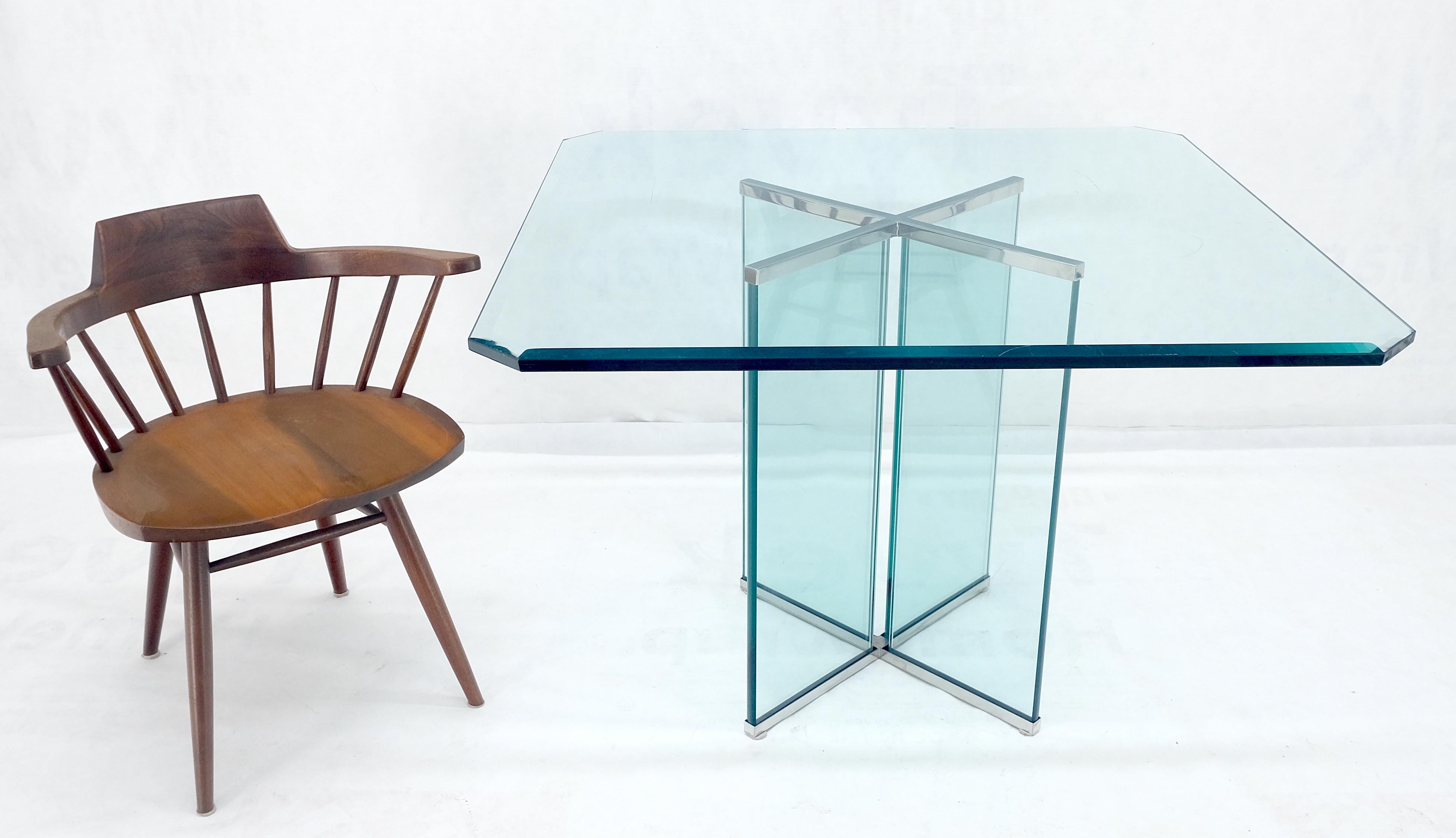 Table de salle à manger italienne du milieu du siècle dernier en verre biseauté de 3/4