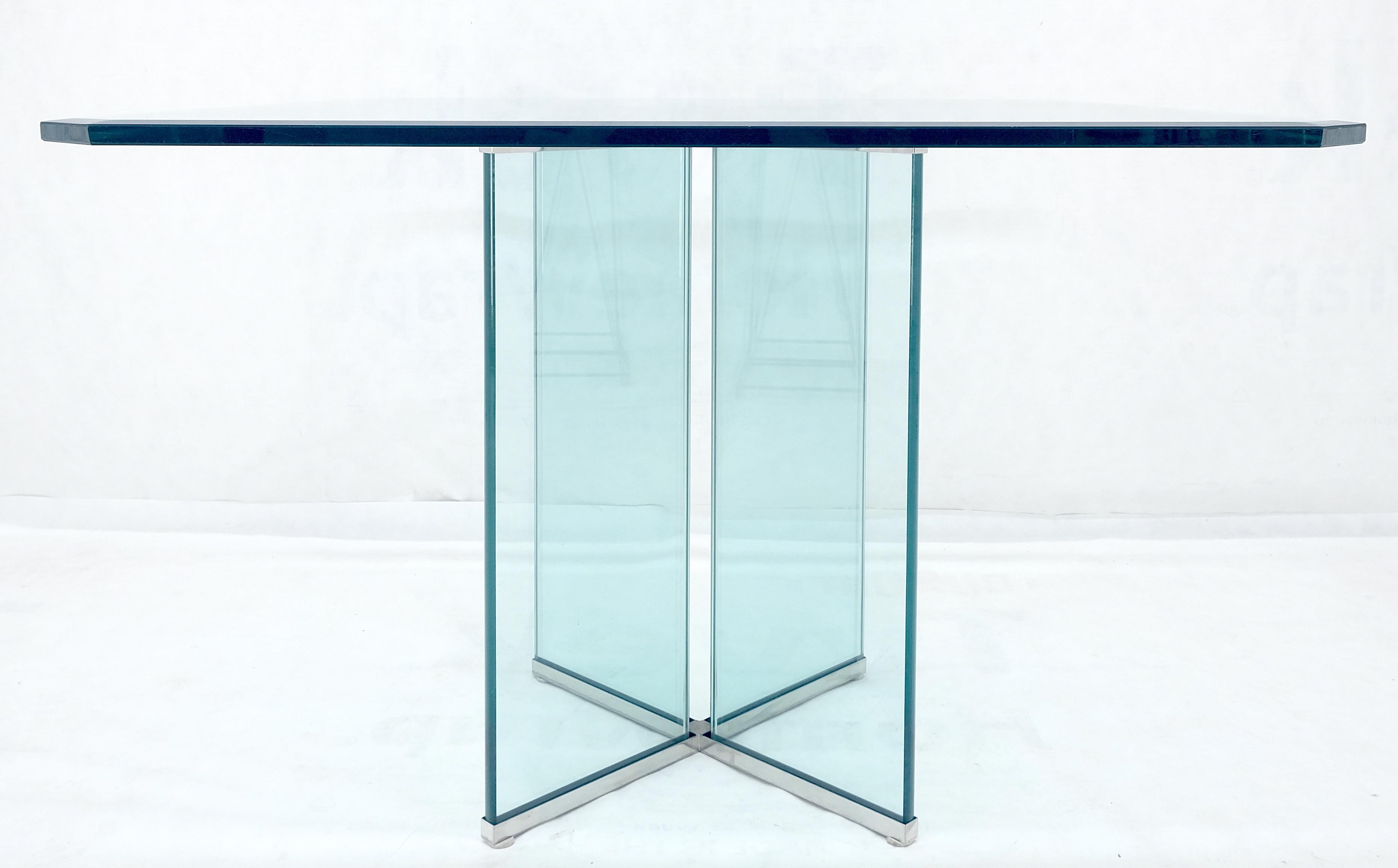 Table de salle à manger italienne du milieu du siècle dernier en verre biseauté de 3/4