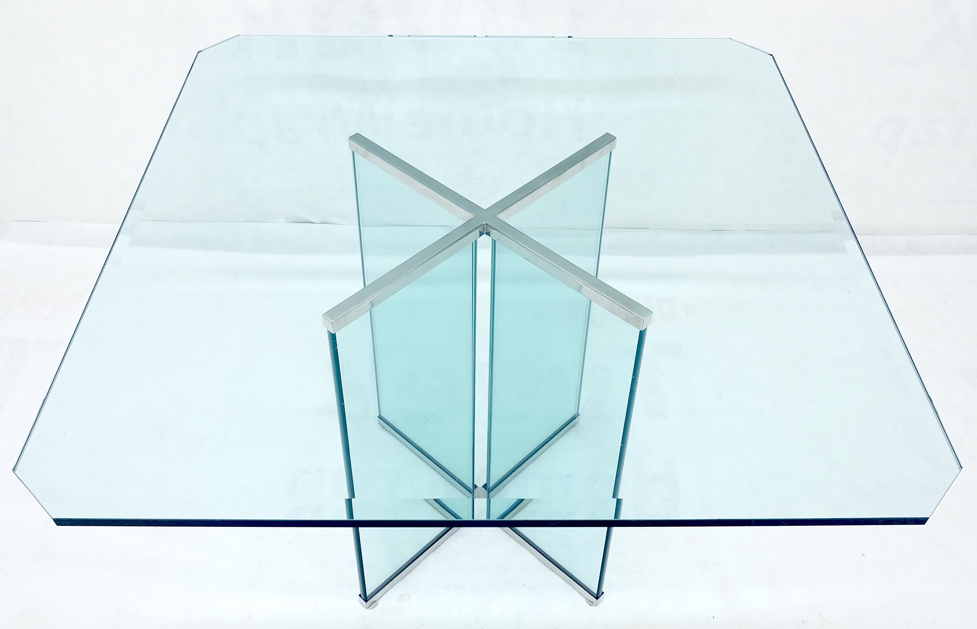 Table de salle à manger italienne du milieu du siècle dernier en verre biseauté de 3/4