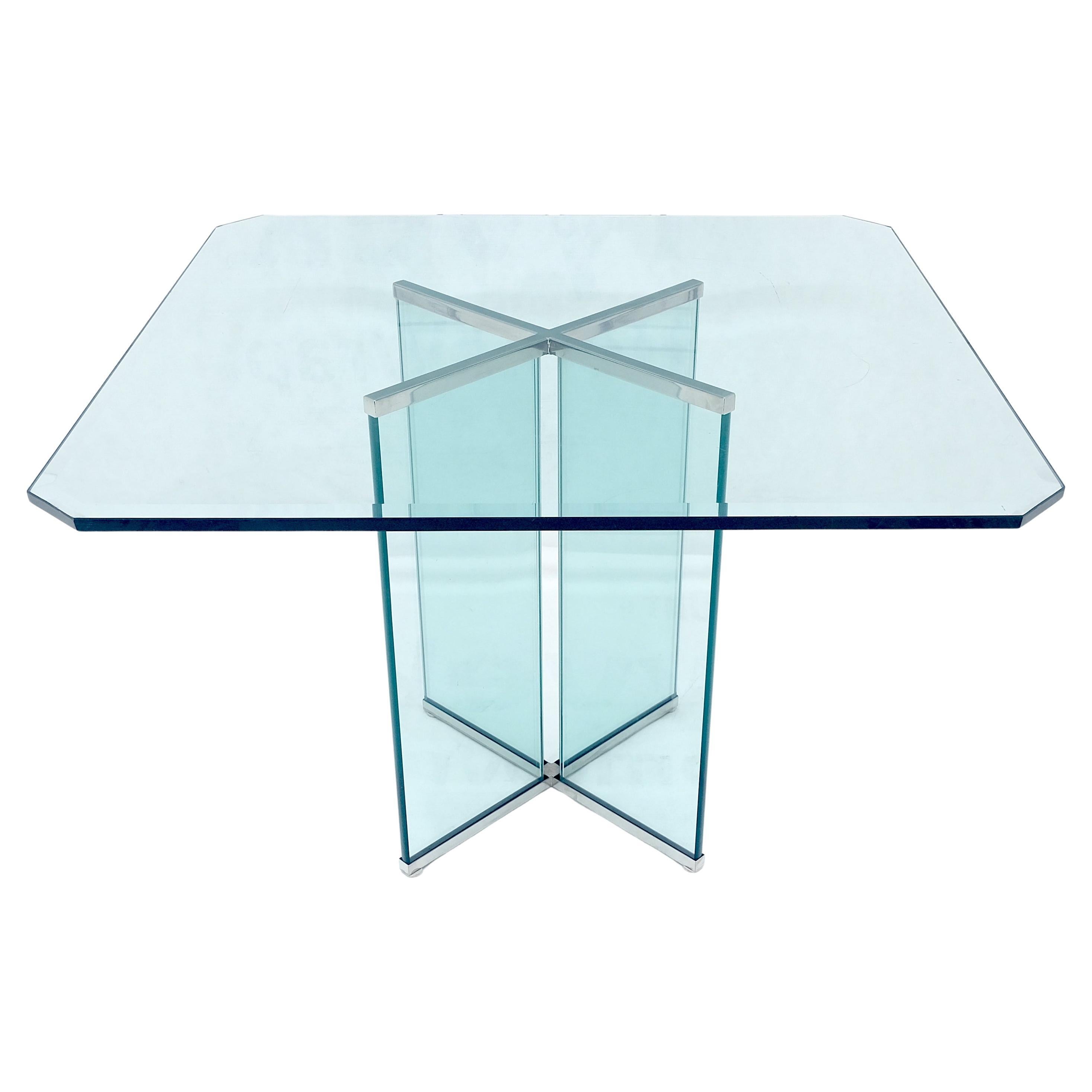 Table de salle à manger italienne du milieu du siècle dernier en verre biseauté de 3/4" d'épaisseur à un seul piédestal
