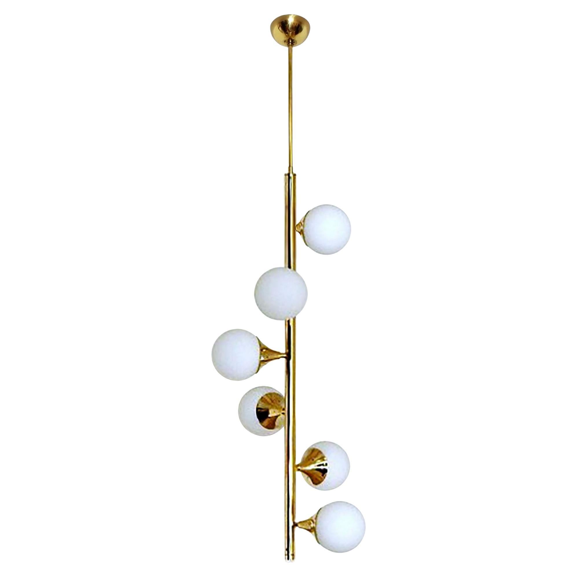 Colgante italiano moderno de mediados de siglo de 6 luces de latón y cristal opalino, estilo Stilnovo