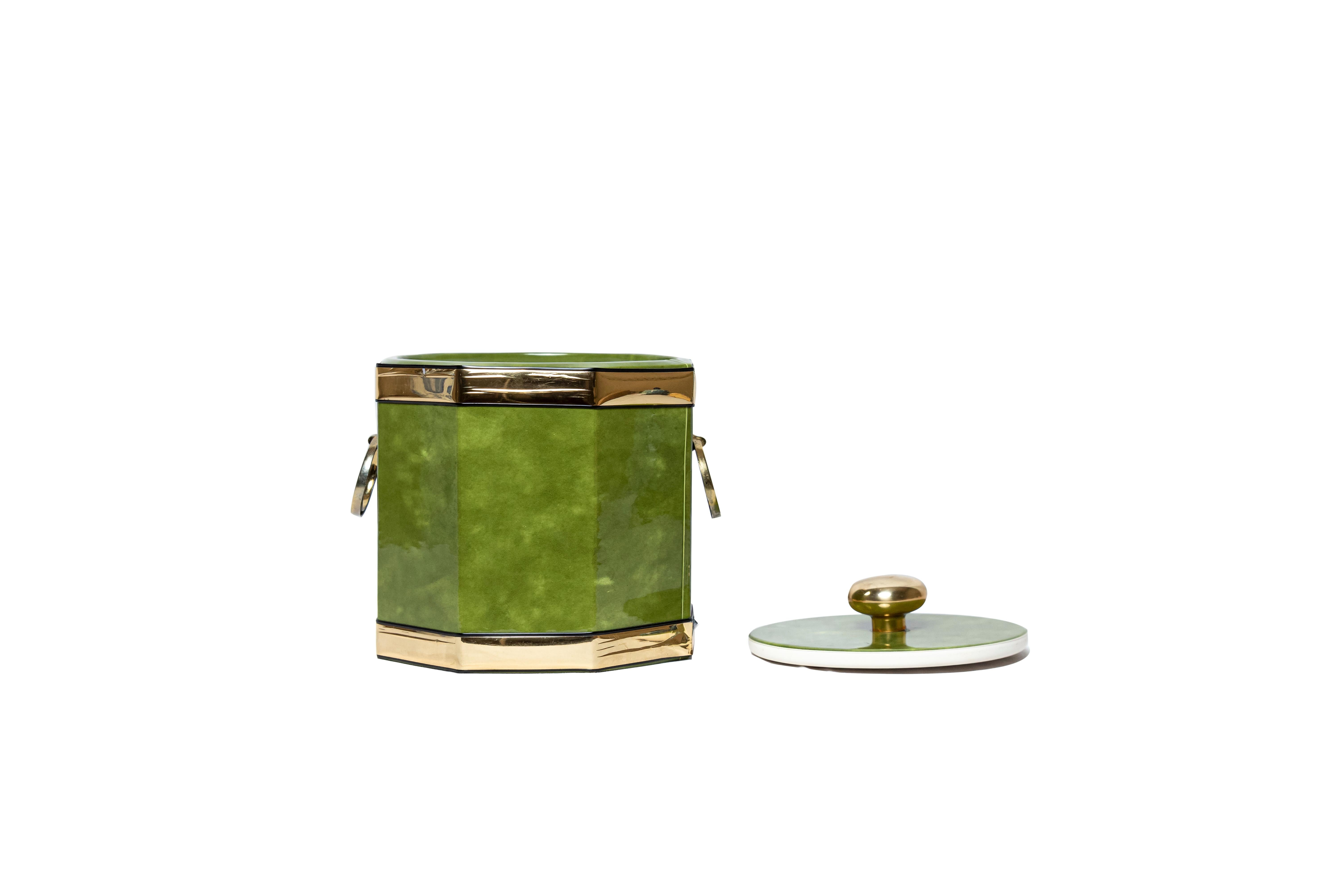 Italian 20th century 70s Aldo Tura green faux goatskin ice bucket.
With faux brass rings and rim detail.