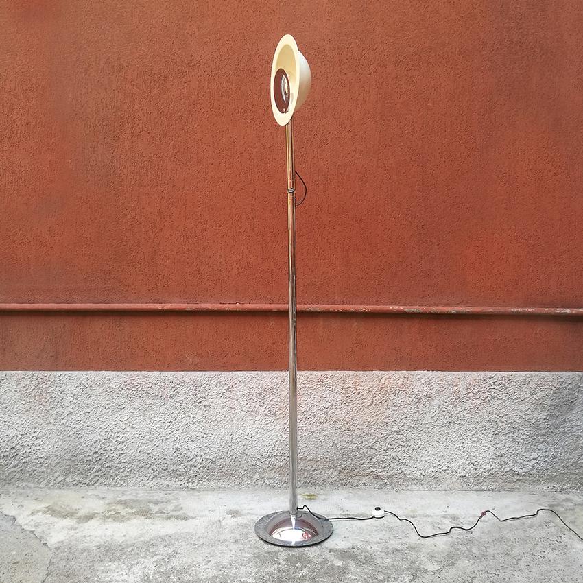 Italian Mid-Century Modern Adjustable Chromed Floor Lamp by Bilumen, 1970s In Good Condition For Sale In MIlano, IT