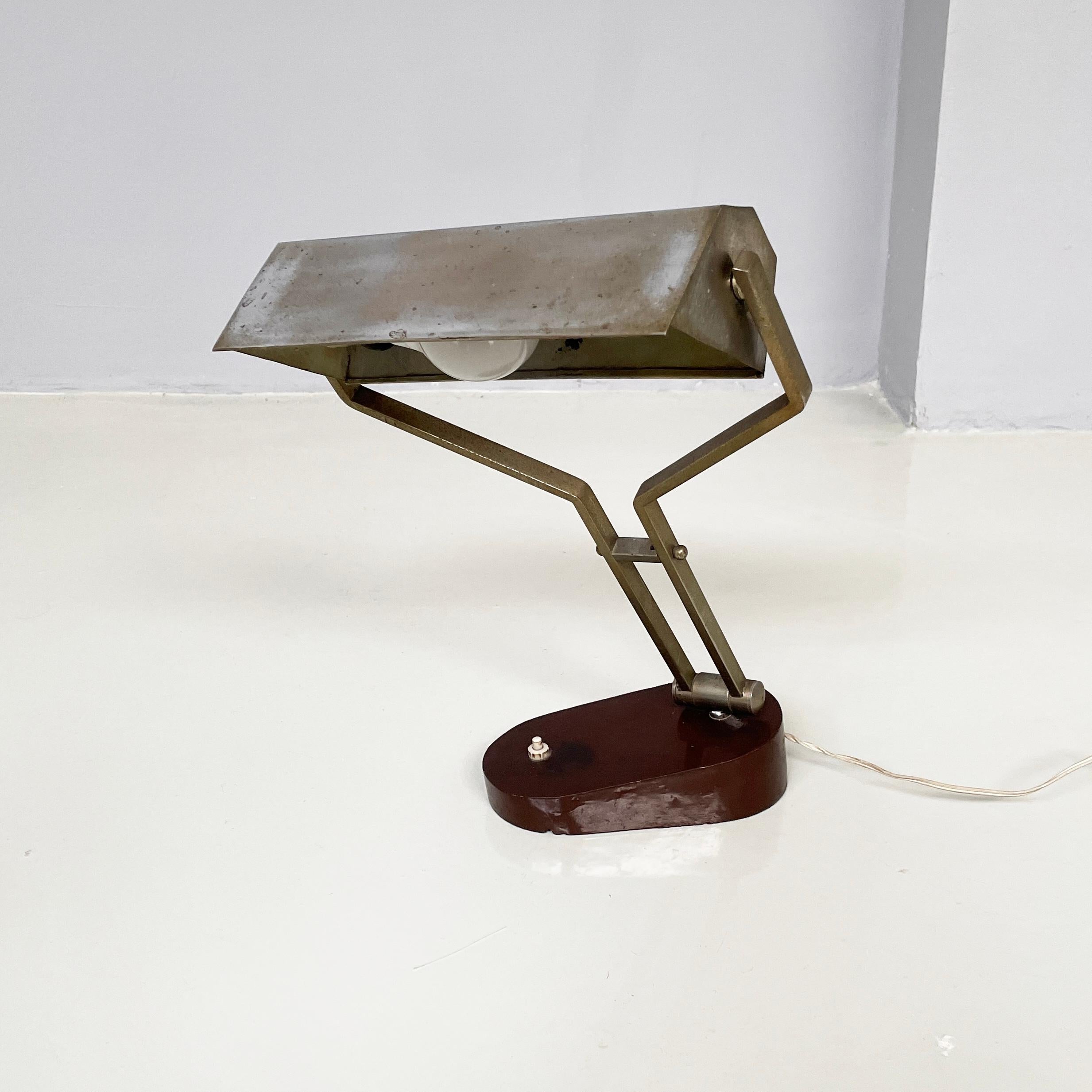 Italiano Lampada da scrivania o da tavolo regolabile in metallo marrone, anni '30. in vendita