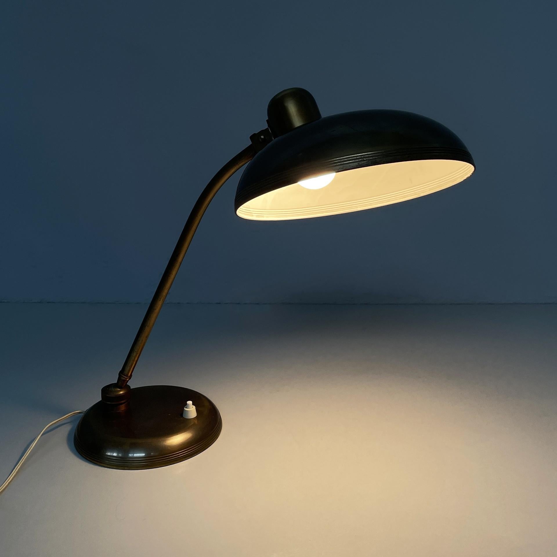 Italienische verstellbare Tischlampe aus Messing aus der Mitte des Jahrhunderts, 1950er Jahre
Verstellbare Tisch- oder Schreibtischlampe ganz aus Messing. Der runde Lampenschirm aus Messing hat eine weiß lackierte Innenseite und dekorative Rillen